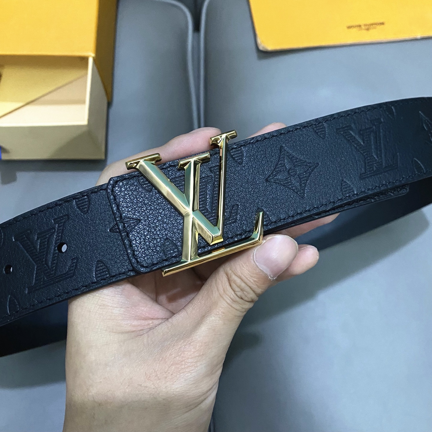 L0UIS VUITT0N 專櫃最新升級版本 寬度40mm 原廠小荔面壓刻有花型圖案效果 內襯進口柔軟小牛皮底  搭配新