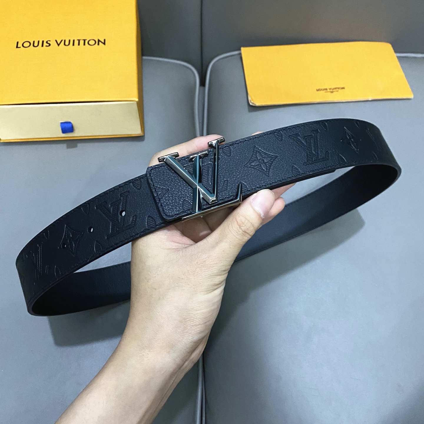 L0UIS VUITT0N 專櫃最新升級版本 寬度40mm 原廠小荔面壓刻有花型圖案效果 內襯進口柔軟小牛皮底  搭配新