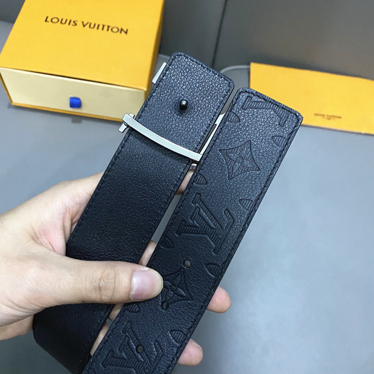 L0UIS VUITT0N 專櫃最新升級版本 寬度40mm 原廠小荔面壓刻有花型圖案效果 內襯進口柔軟小牛皮底  搭配新