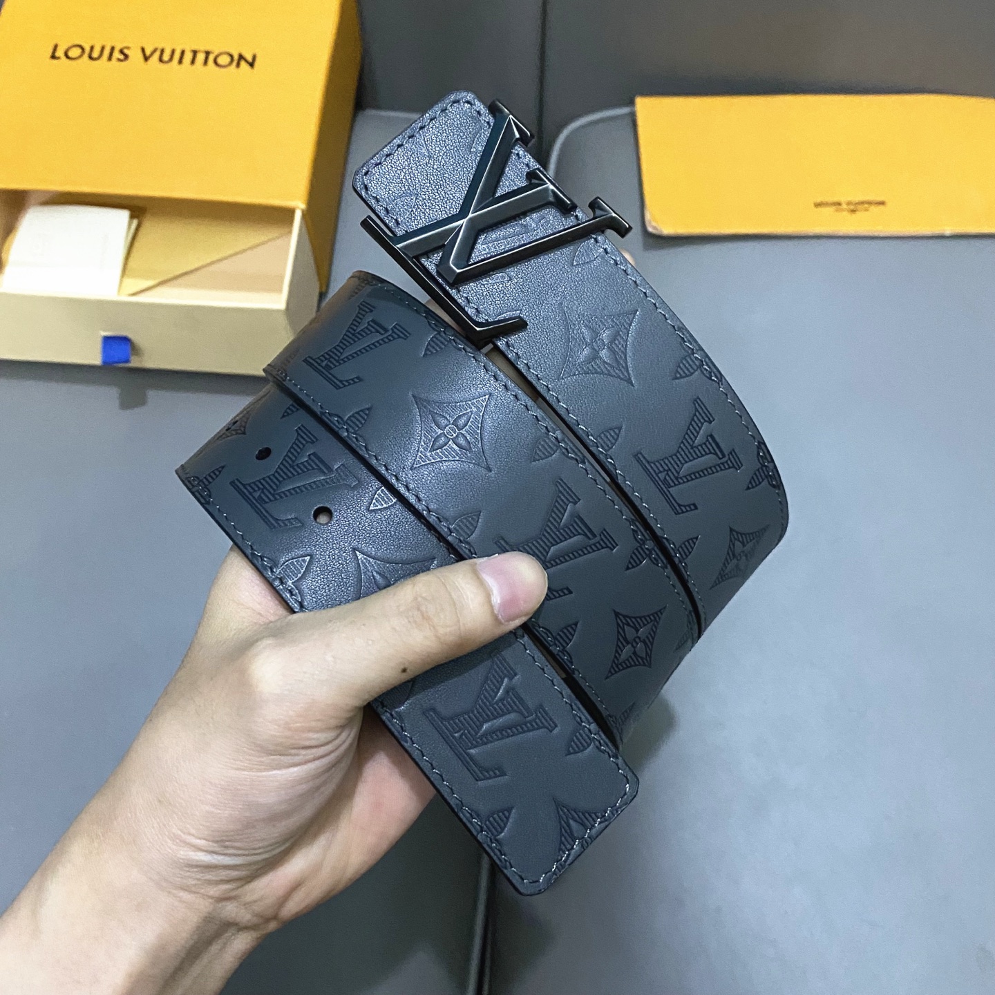 L0UIS VUITT0N 專櫃最新升級版本 寬度40mm 原廠小荔面壓刻有花型圖案效果 內襯進口柔軟小牛皮底  搭配新