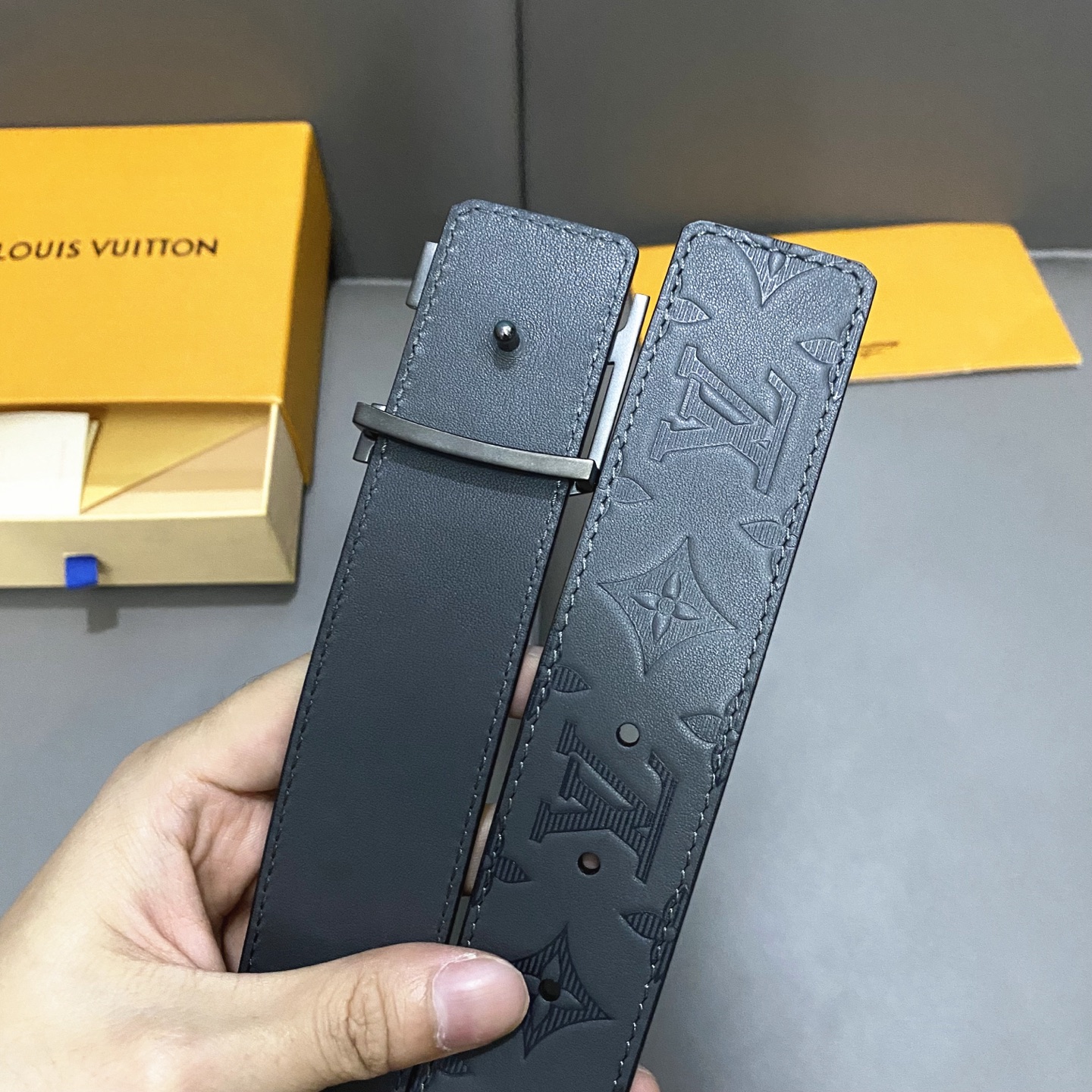 L0UIS VUITT0N 專櫃最新升級版本 寬度40mm 原廠小荔面壓刻有花型圖案效果 內襯進口柔軟小牛皮底  搭配新