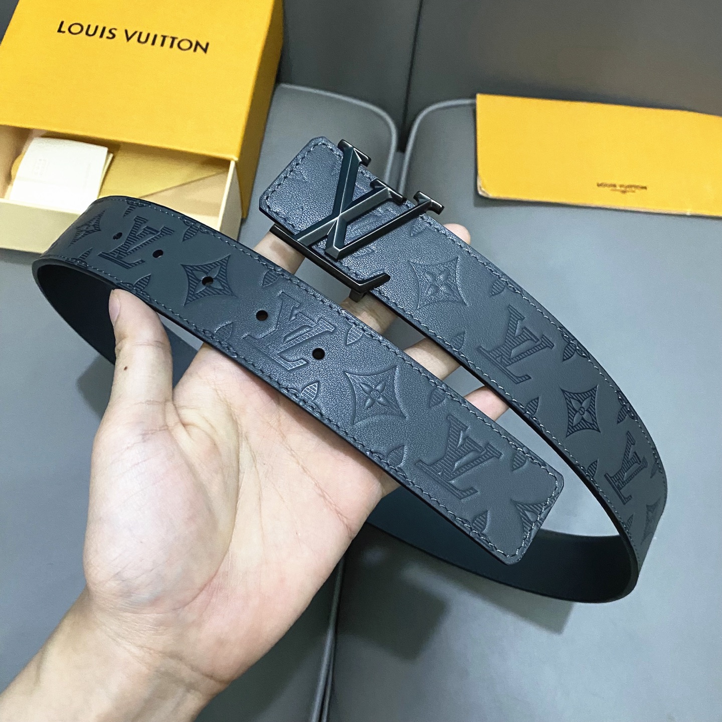L0UIS VUITT0N 專櫃最新升級版本 寬度40mm 原廠小荔面壓刻有花型圖案效果 內襯進口柔軟小牛皮底  搭配新