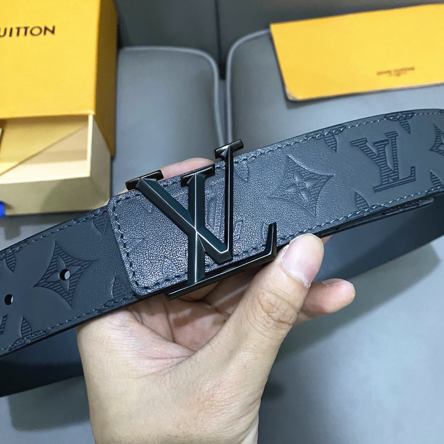 L0UIS VUITT0N 專櫃最新升級版本 寬度40mm 原廠小荔面壓刻有花型圖案效果 內襯進口柔軟小牛皮底  搭配新