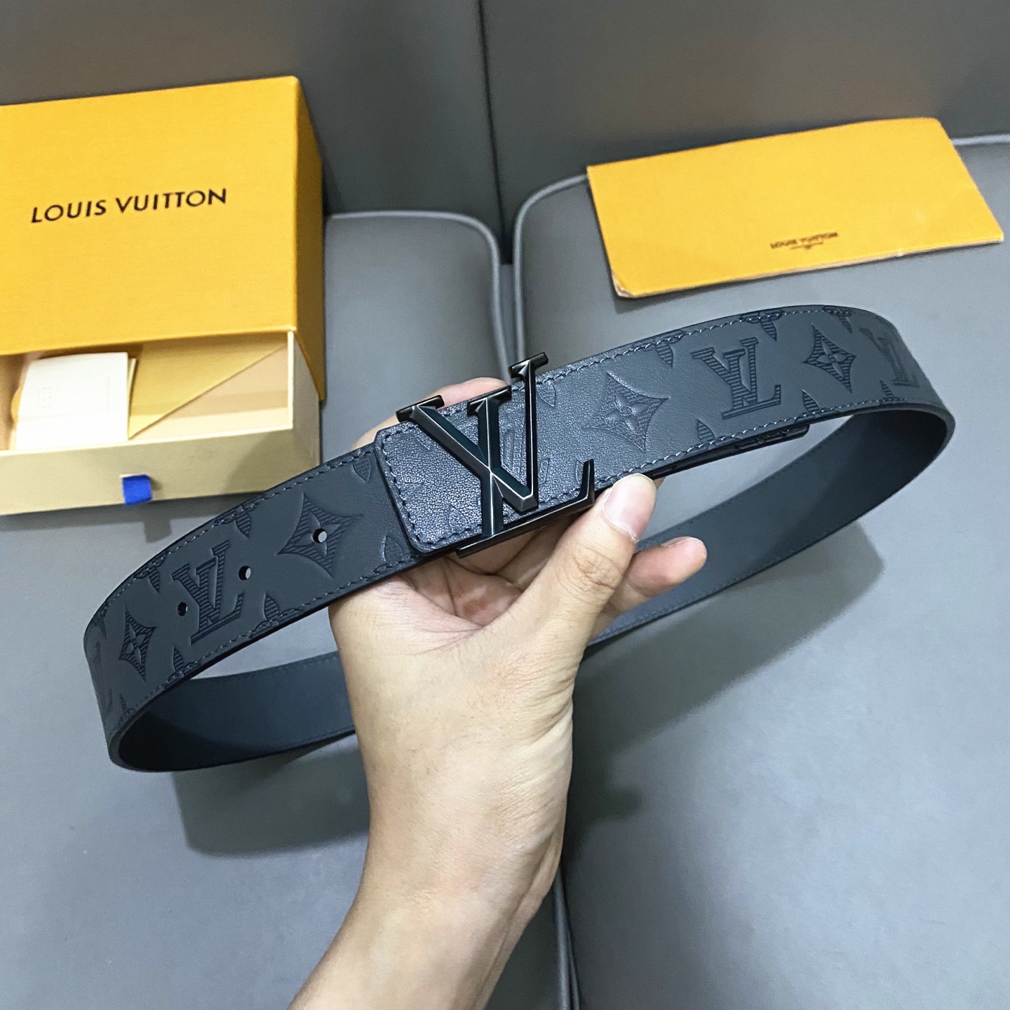 L0UIS VUITT0N 專櫃最新升級版本 寬度40mm 原廠小荔面壓刻有花型圖案效果 內襯進口柔軟小牛皮底  搭配新