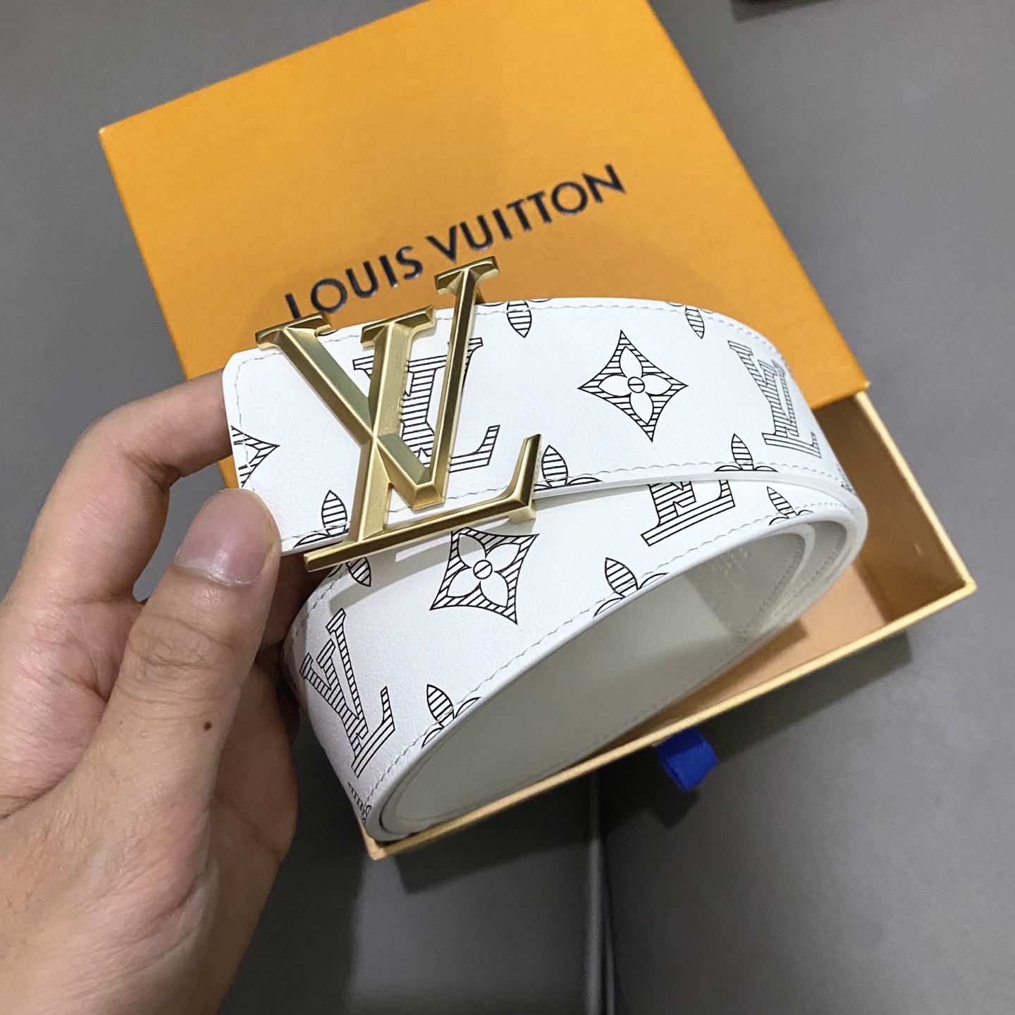 L0UIS VUITT0N 專櫃最新升級版本 寬度40mm 原廠小荔面壓刻有花型圖案效果 內襯進口柔軟小牛皮底  搭配新