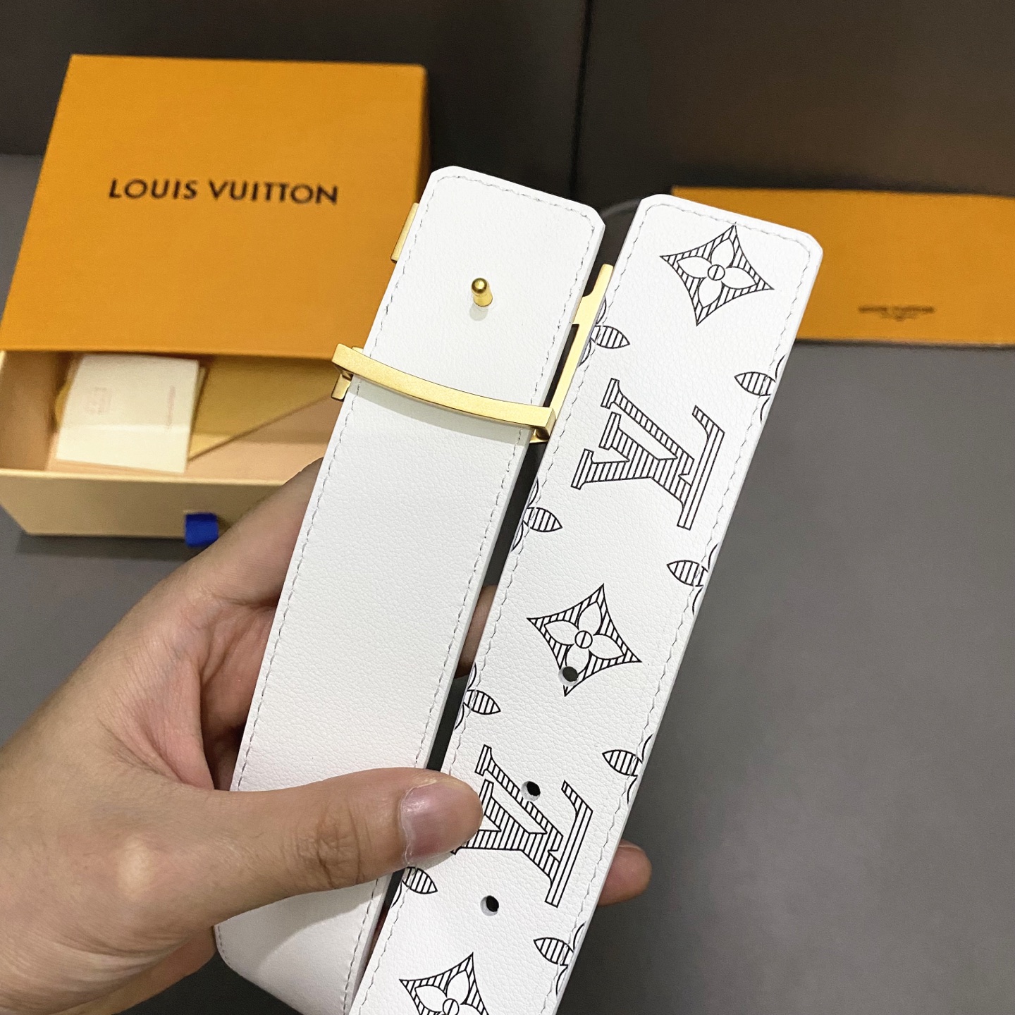L0UIS VUITT0N 專櫃最新升級版本 寬度40mm 原廠小荔面壓刻有花型圖案效果 內襯進口柔軟小牛皮底  搭配新