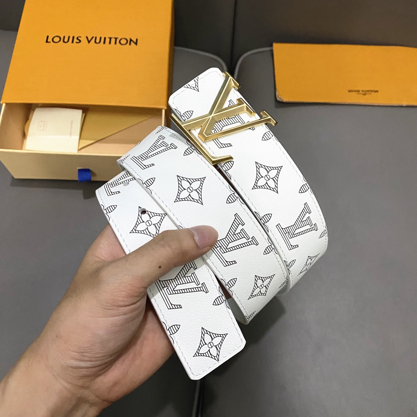 L0UIS VUITT0N 專櫃最新升級版本 寬度40mm 原廠小荔面壓刻有花型圖案效果 內襯進口柔軟小牛皮底  搭配新
