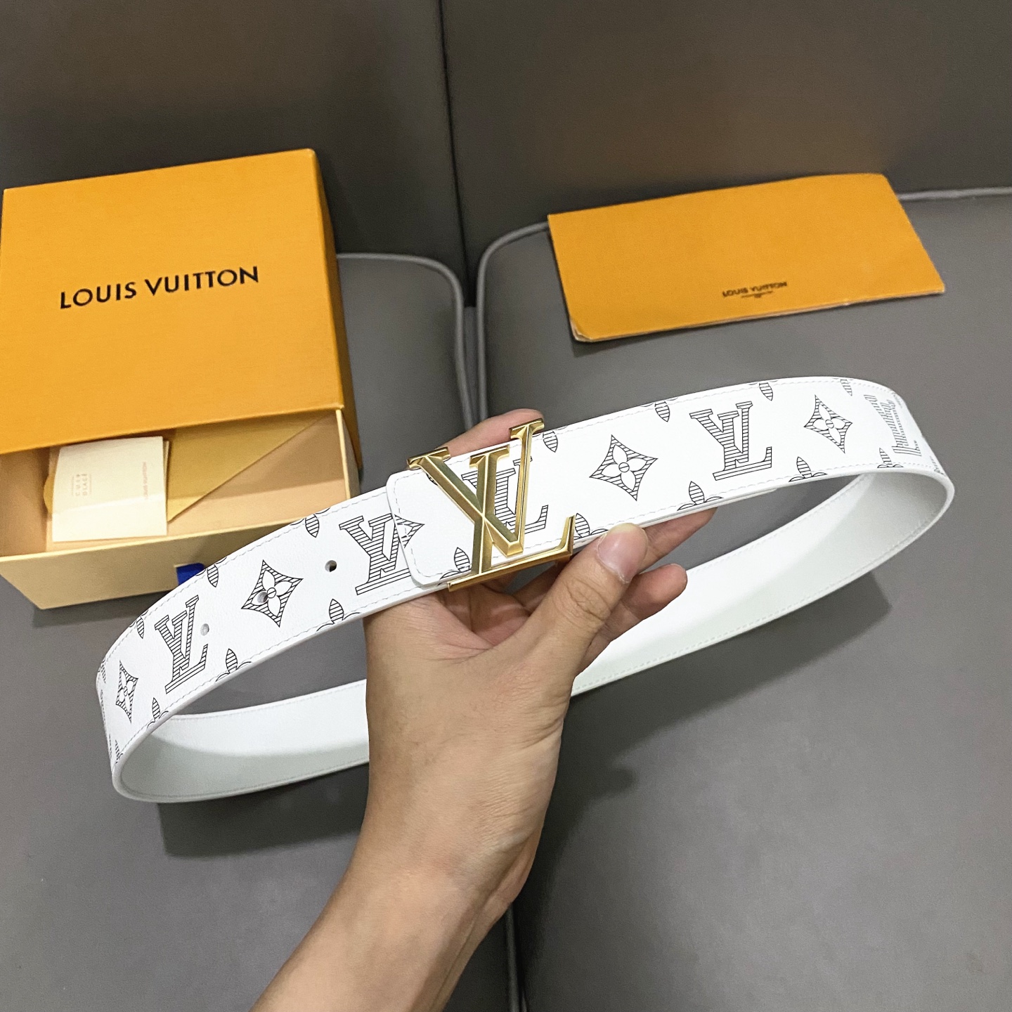 L0UIS VUITT0N 專櫃最新升級版本 寬度40mm 原廠小荔面壓刻有花型圖案效果 內襯進口柔軟小牛皮底  搭配新