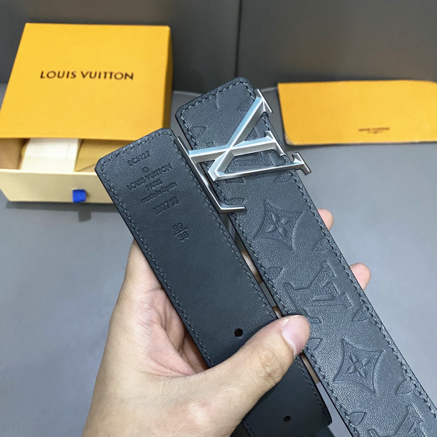 L0UIS VUITT0N 專櫃最新升級版本 寬度40mm 原廠小荔面壓刻有花型圖案效果 內襯進口柔軟小牛皮底  搭配新