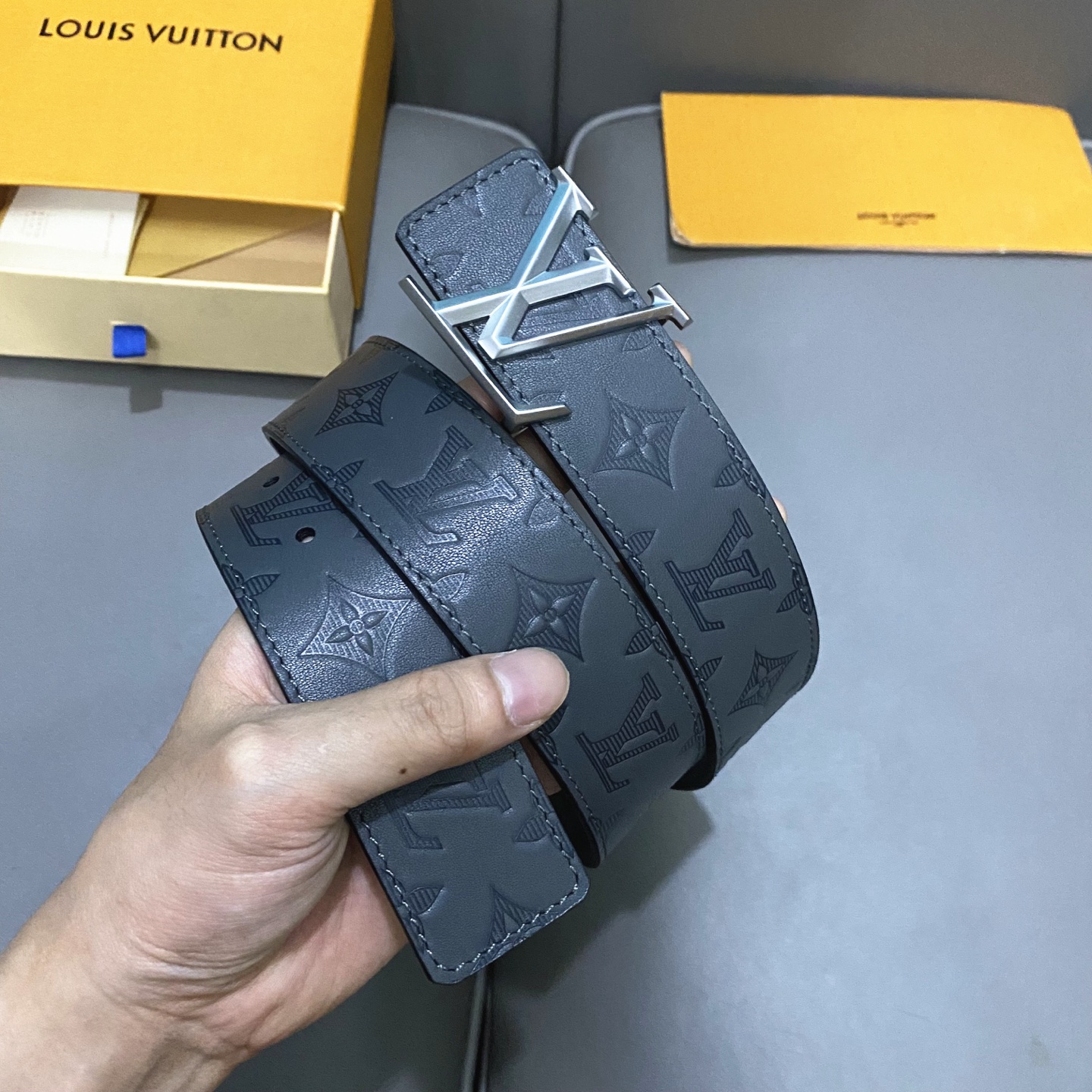 L0UIS VUITT0N 專櫃最新升級版本 寬度40mm 原廠小荔面壓刻有花型圖案效果 內襯進口柔軟小牛皮底  搭配新