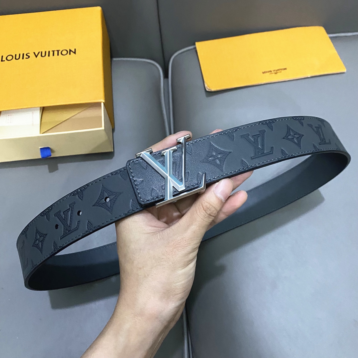 L0UIS VUITT0N 專櫃最新升級版本 寬度40mm 原廠小荔面壓刻有花型圖案效果 內襯進口柔軟小牛皮底  搭配新