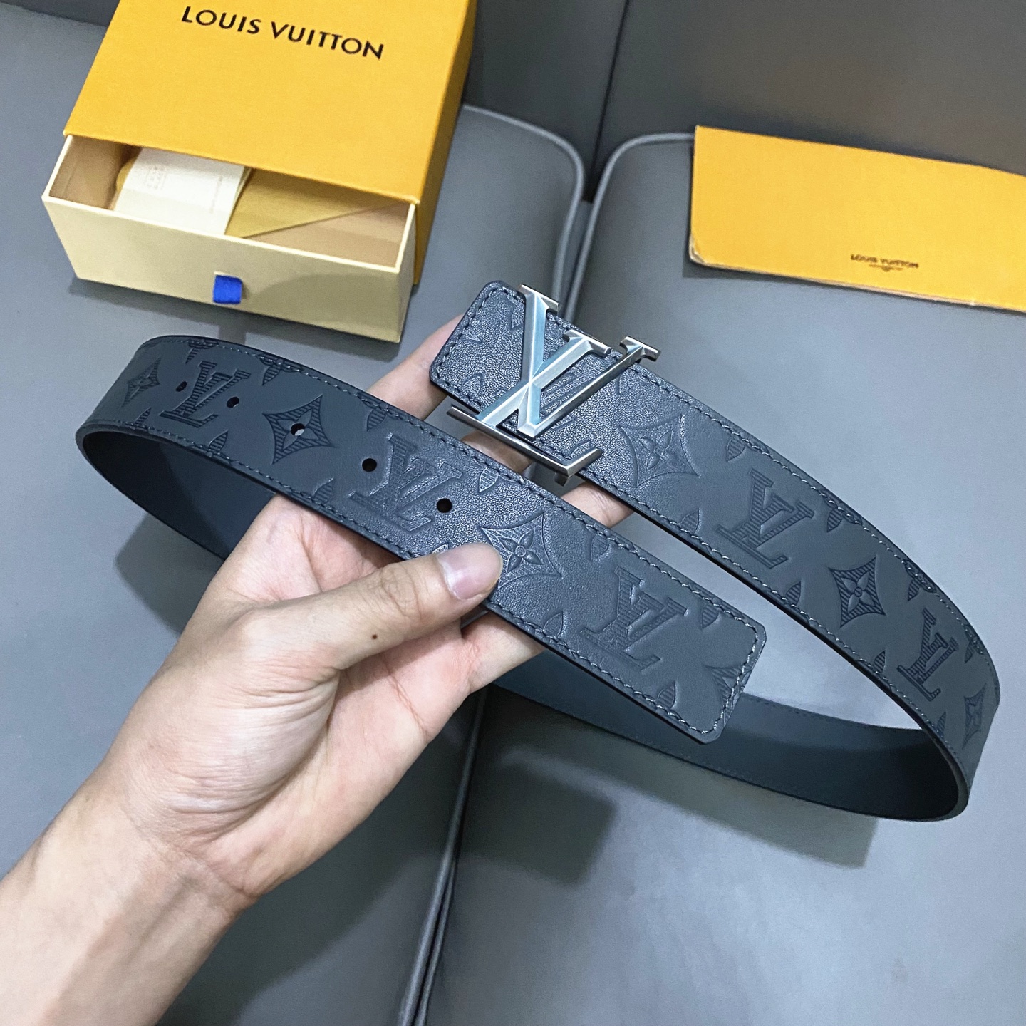 L0UIS VUITT0N 專櫃最新升級版本 寬度40mm 原廠小荔面壓刻有花型圖案效果 內襯進口柔軟小牛皮底  搭配新