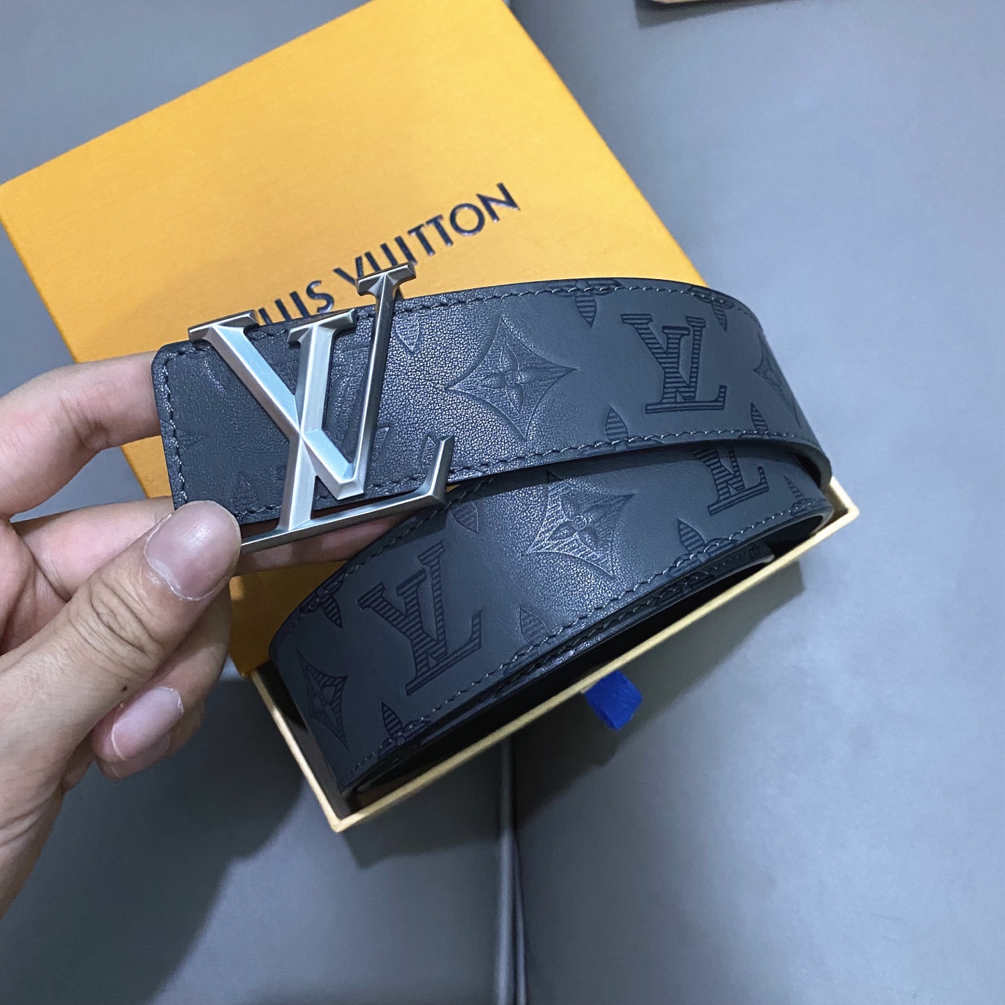L0UIS VUITT0N 專櫃最新升級版本 寬度40mm 原廠小荔面壓刻有花型圖案效果 內襯進口柔軟小牛皮底  搭配新