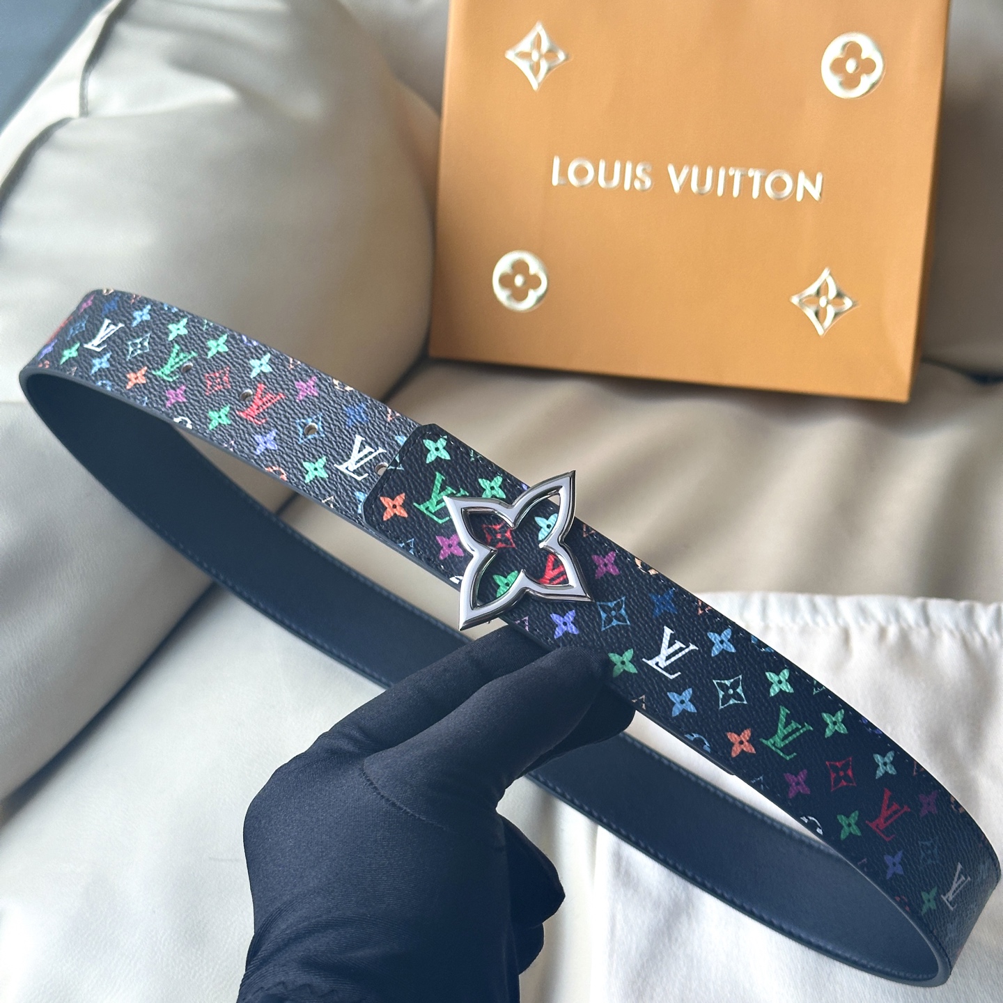 “Ms. Louis Vuitton’s Classic 30mm Wide Bouquet with New Gold Accents” - 图片 5