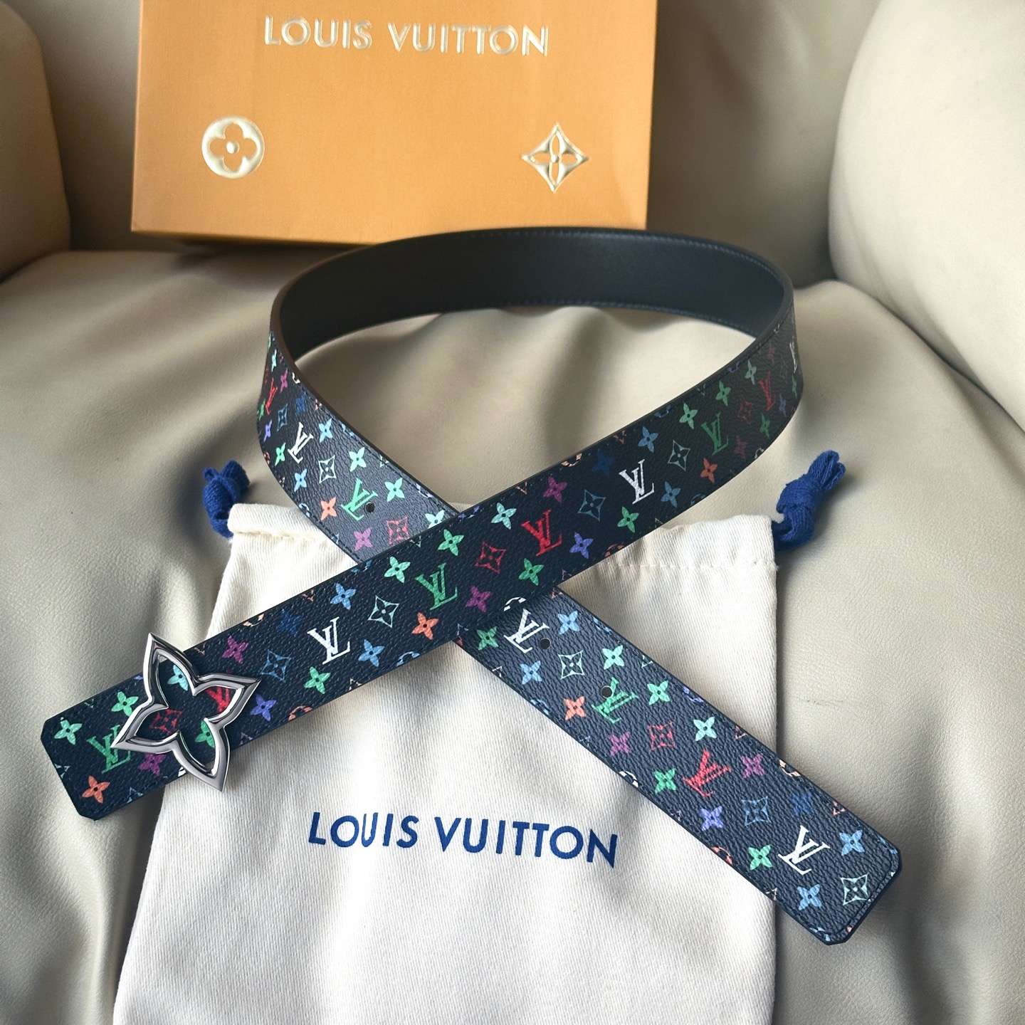 “Ms. Louis Vuitton’s Classic 30mm Wide Bouquet with New Gold Accents” - 图片 1