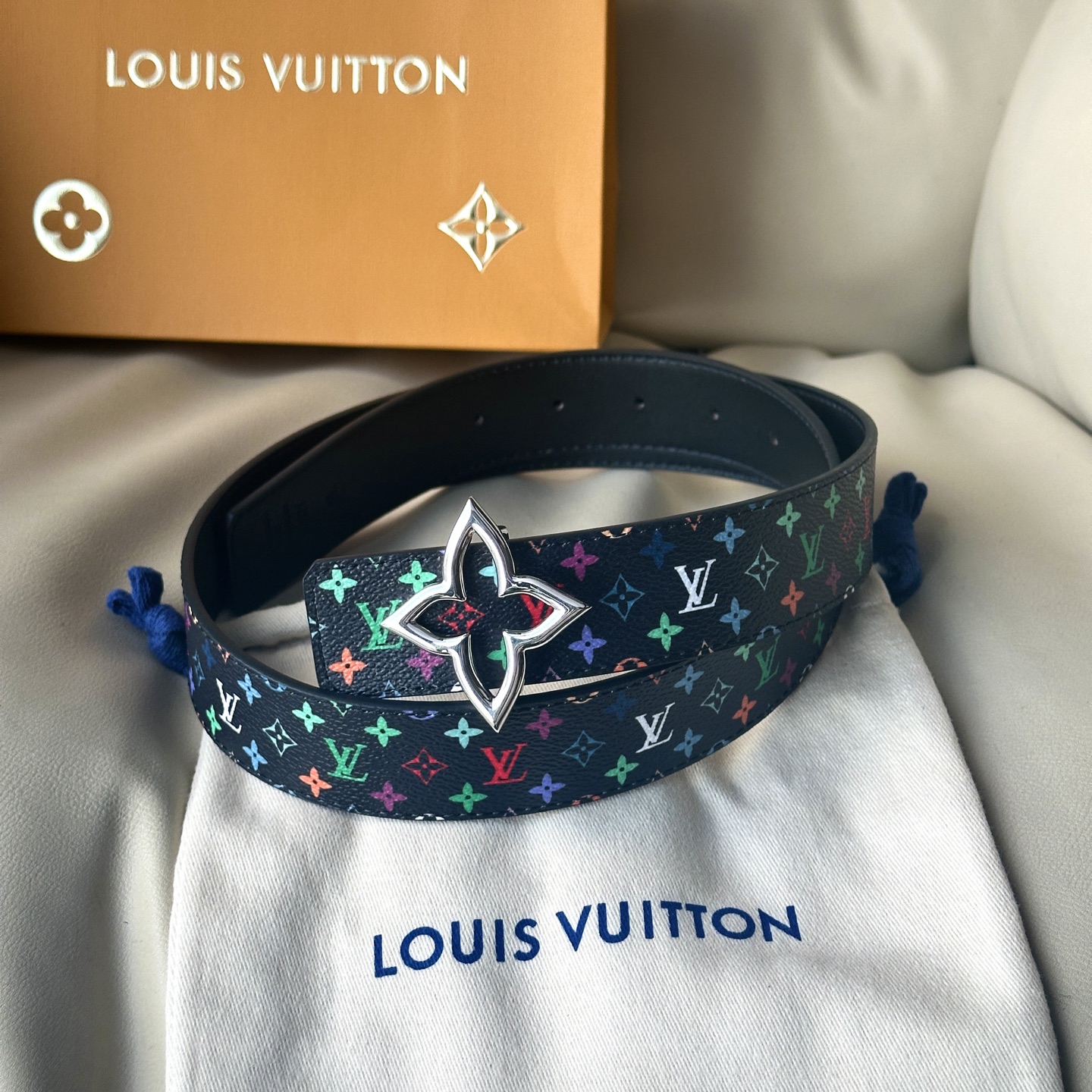 “Ms. Louis Vuitton’s Classic 30mm Wide Bouquet with New Gold Accents” - 图片 2