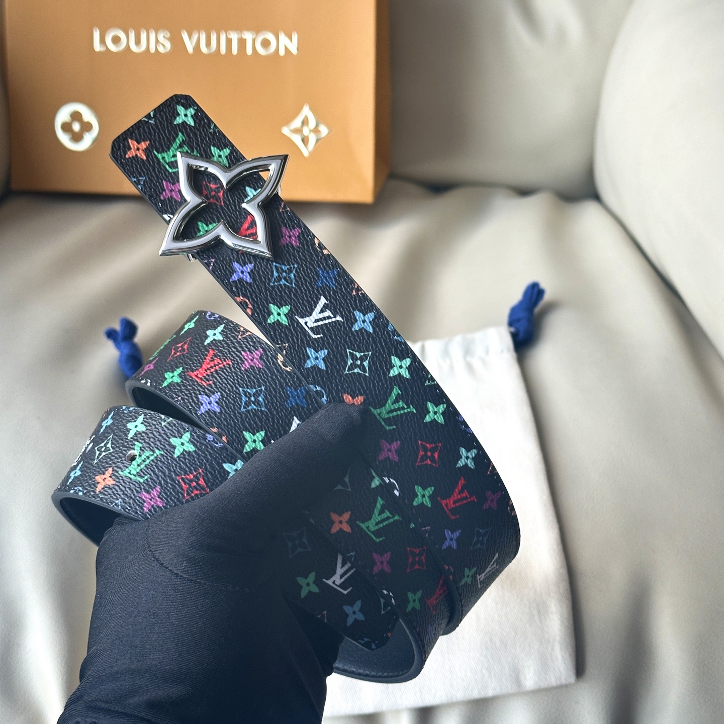 “Ms. Louis Vuitton’s Classic 30mm Wide Bouquet with New Gold Accents” - 图片 3