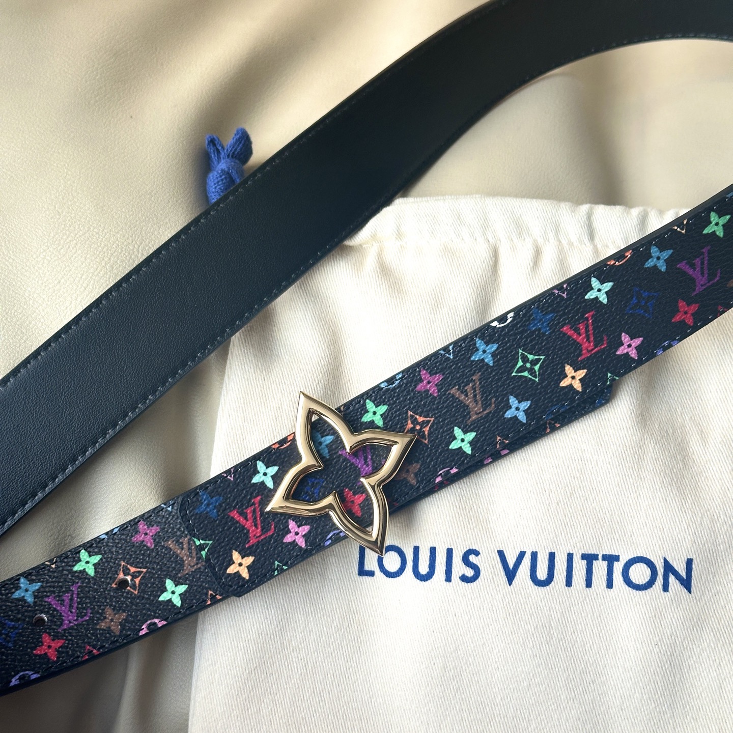 New Season Bouquet: Classic and Elegant Design with Gold Accents - 图片 4