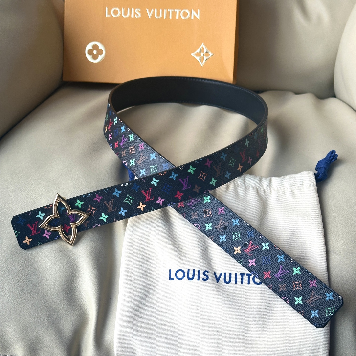 New Season Bouquet: Classic and Elegant Design with Gold Accents