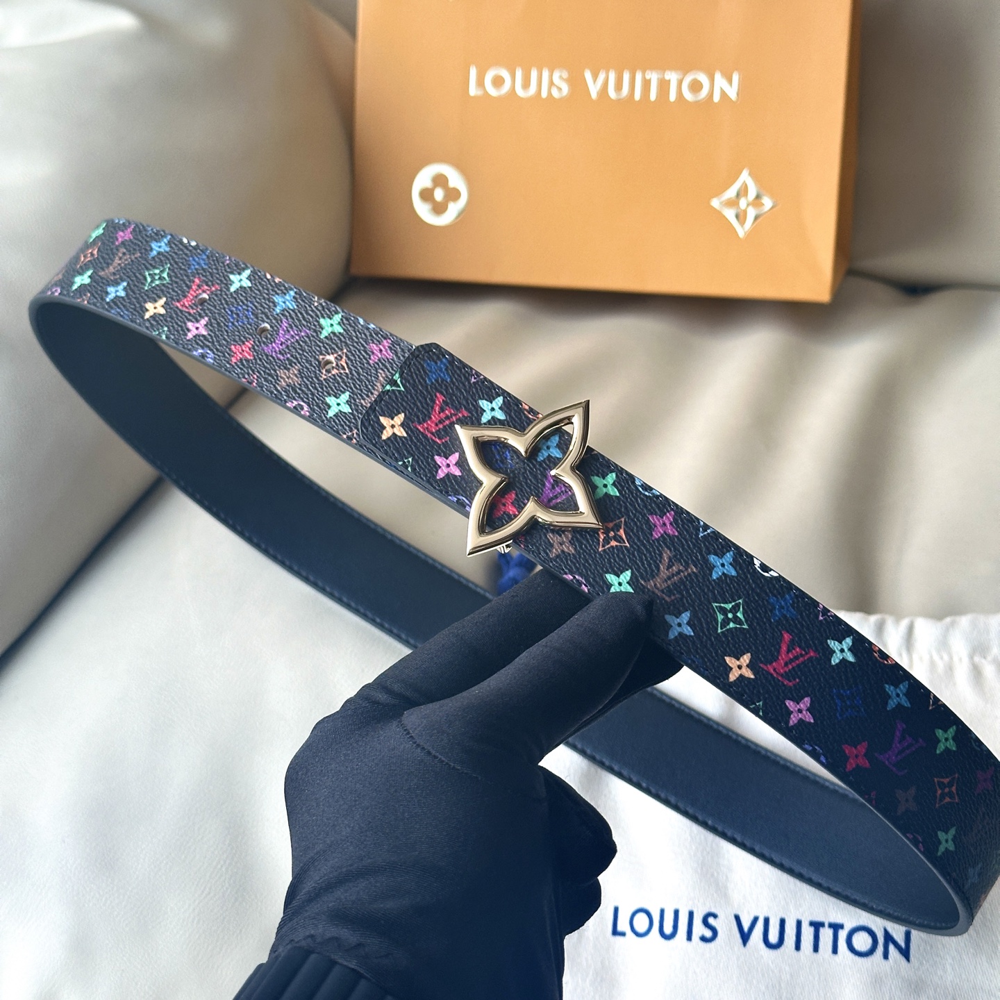 New Season Bouquet: Classic and Elegant Design with Gold Accents - 图片 5