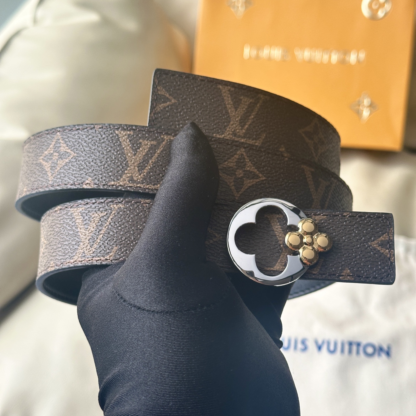 “Ms. Louis Vuitton’s Classic 30mm Wide Bouquet with Soft-Faced Veal Floor” - 图片 3