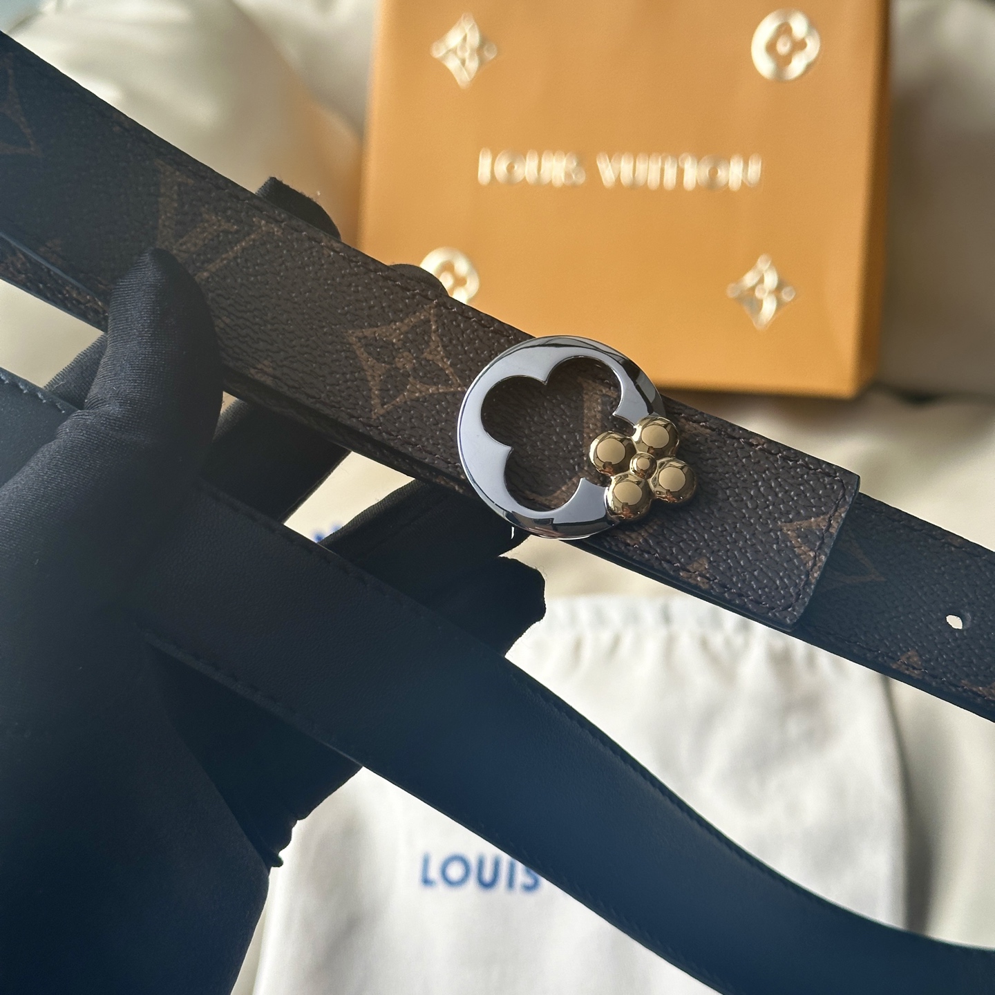 “Ms. Louis Vuitton’s Classic 30mm Wide Bouquet with Soft-Faced Veal Floor” - 图片 4
