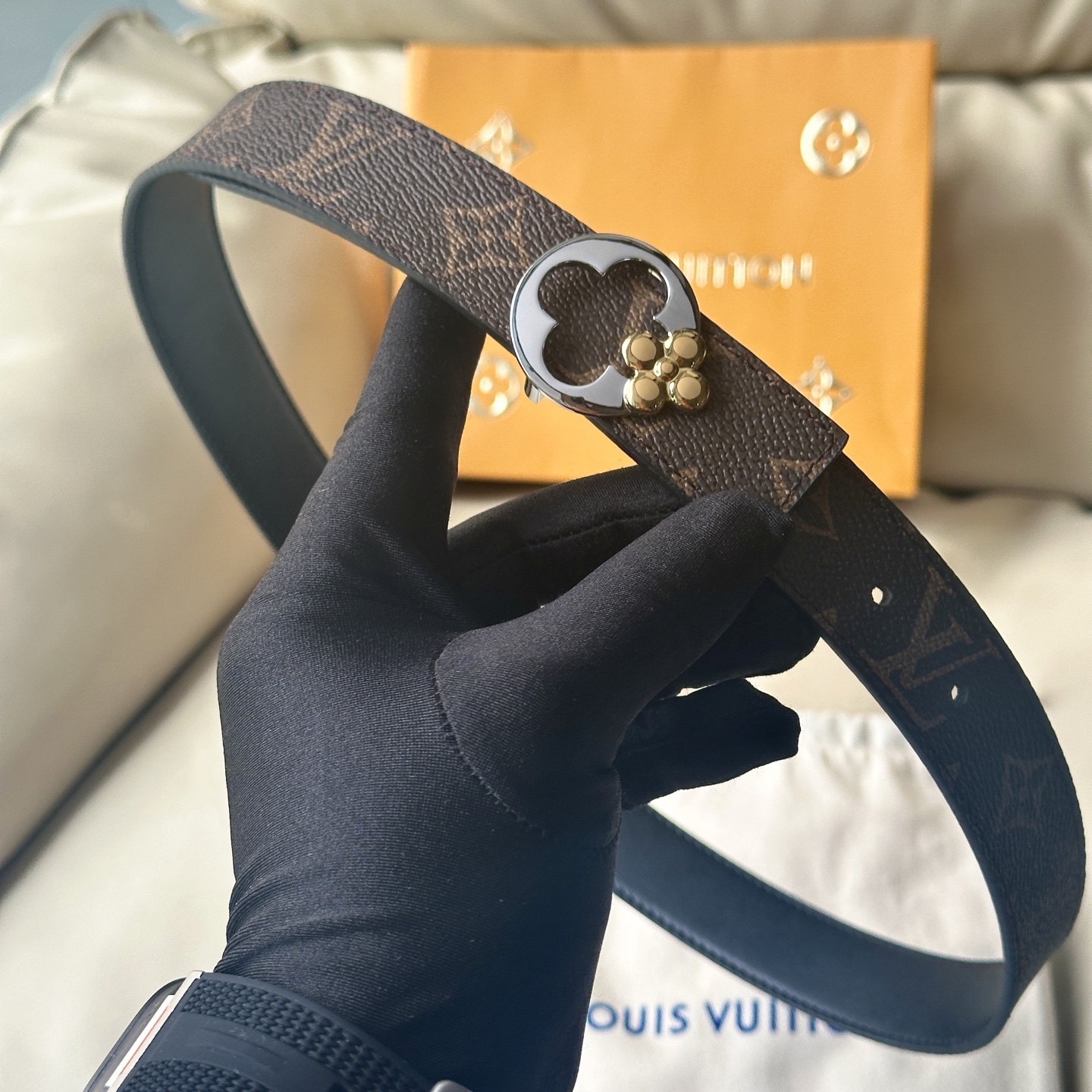 “Ms. Louis Vuitton’s Classic 30mm Wide Bouquet with Soft-Faced Veal Floor” - 图片 5