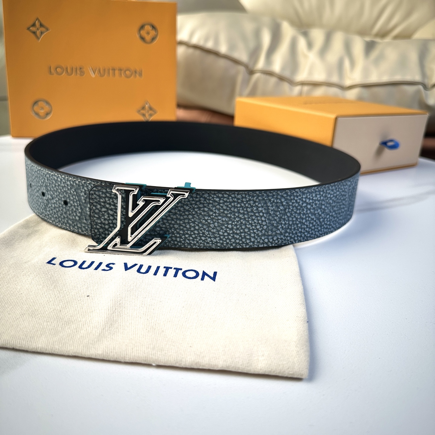 
      L0UIS VUITT0N 專櫃最新升級版本 寬度40mm 原廠水洗纹面壓刻有花型圖案效果