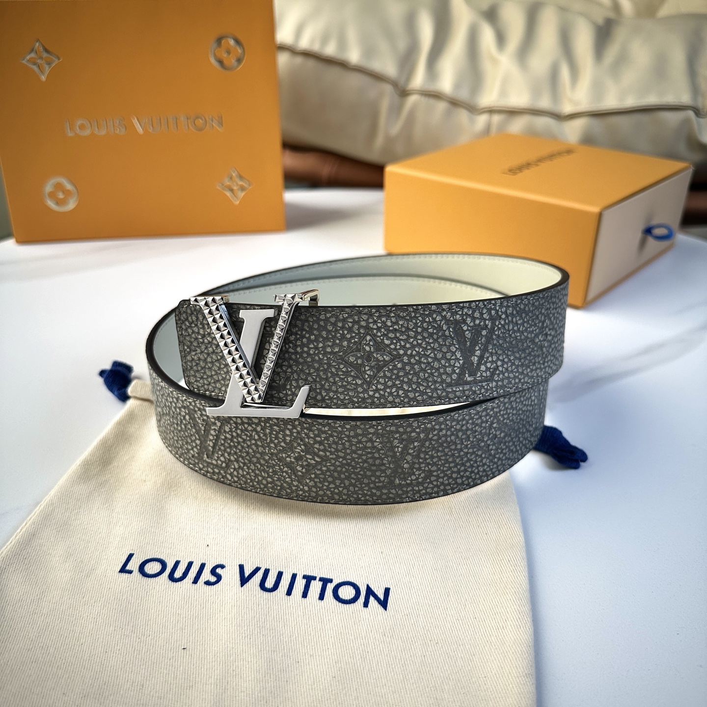 
      L0UIS VUITT0N 專櫃最新升級版本 寬度40mm 原廠水洗纹面壓刻有花型圖案效果