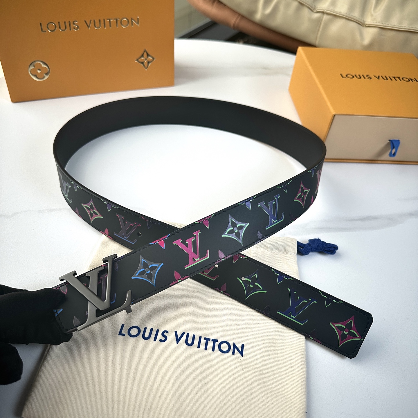  
     L0UIS VUITT0N 今季新品 男士原單腰帶 寬度40毫米 雙面進口頭層小牛皮絲印圖
