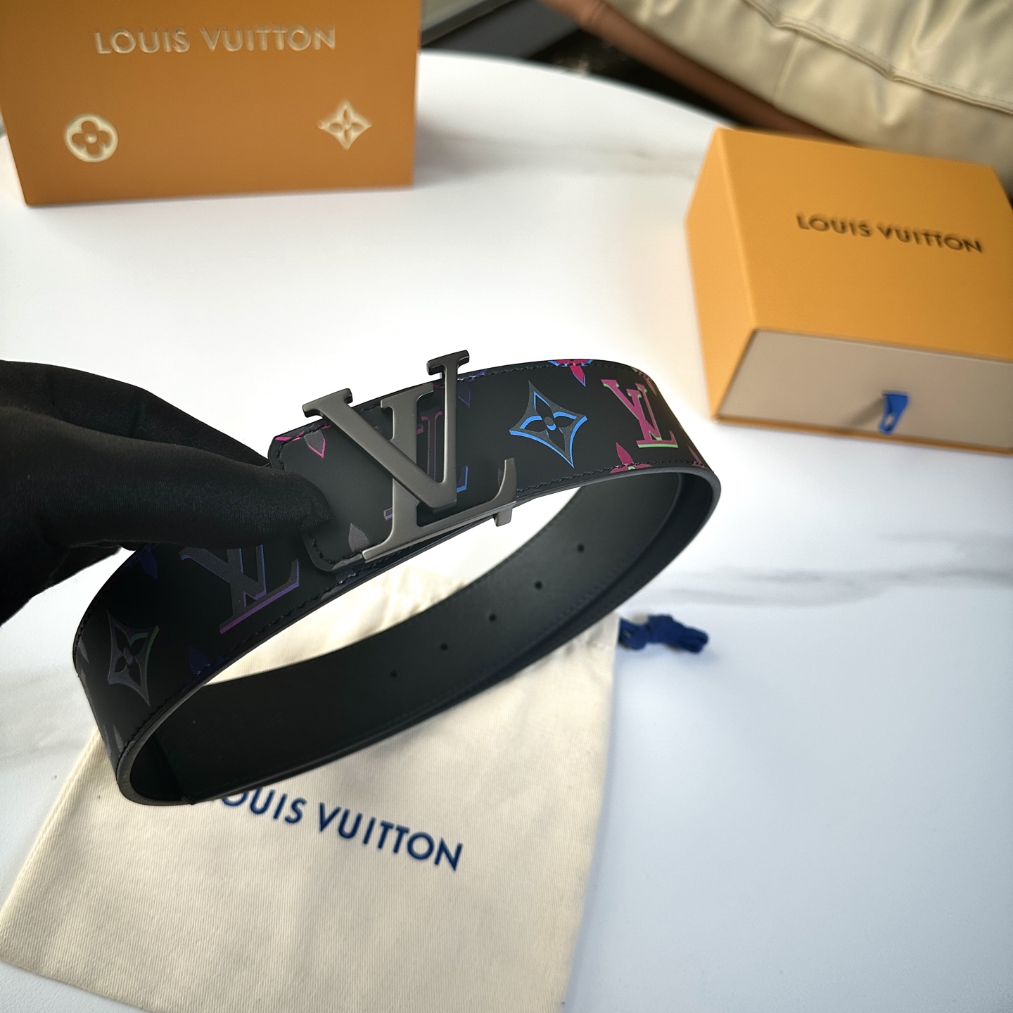  
     L0UIS VUITT0N 今季新品 男士原單腰帶 寬度40毫米 雙面進口頭層小牛皮絲印圖