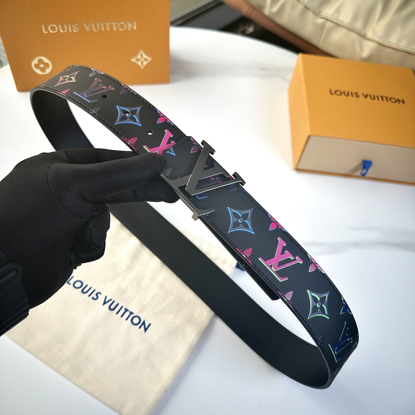  
     L0UIS VUITT0N 今季新品 男士原單腰帶 寬度40毫米 雙面進口頭層小牛皮絲印圖