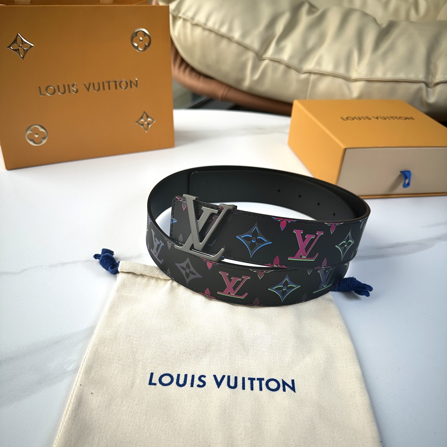  
     L0UIS VUITT0N 今季新品 男士原單腰帶 寬度40毫米 雙面進口頭層小牛皮絲印圖