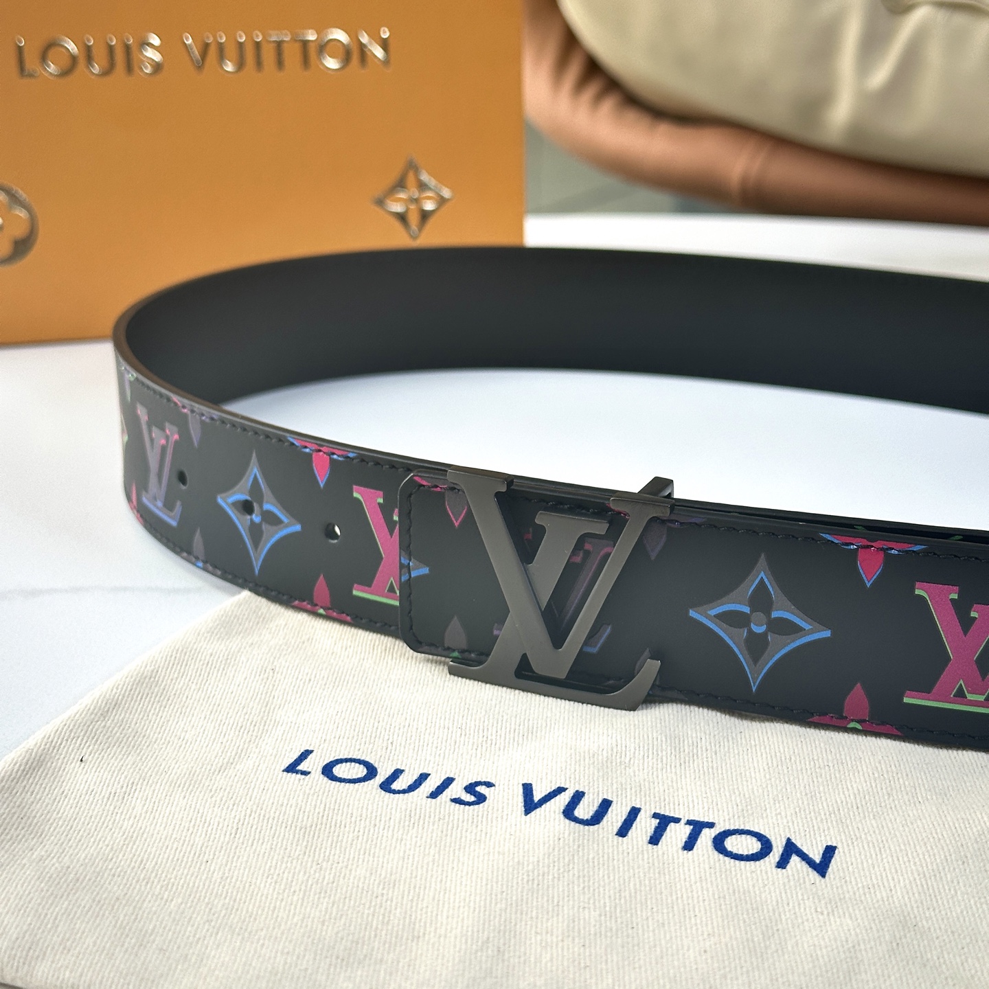 
     L0UIS VUITT0N 今季新品 男士原單腰帶 寬度40毫米 雙面進口頭層小牛皮絲印圖