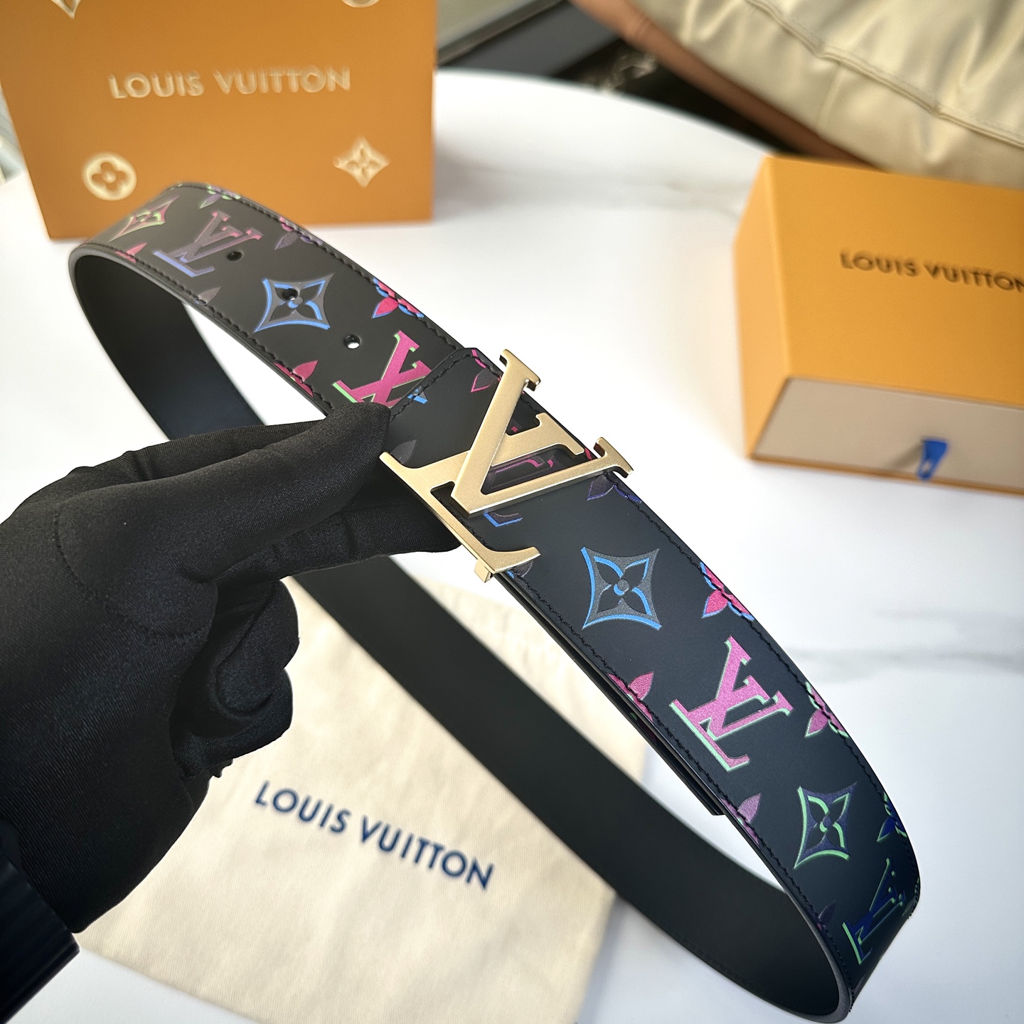 
     L0UIS VUITT0N 今季新品 男士原單腰帶 寬度40毫米 雙面進口頭層小牛皮絲印圖案