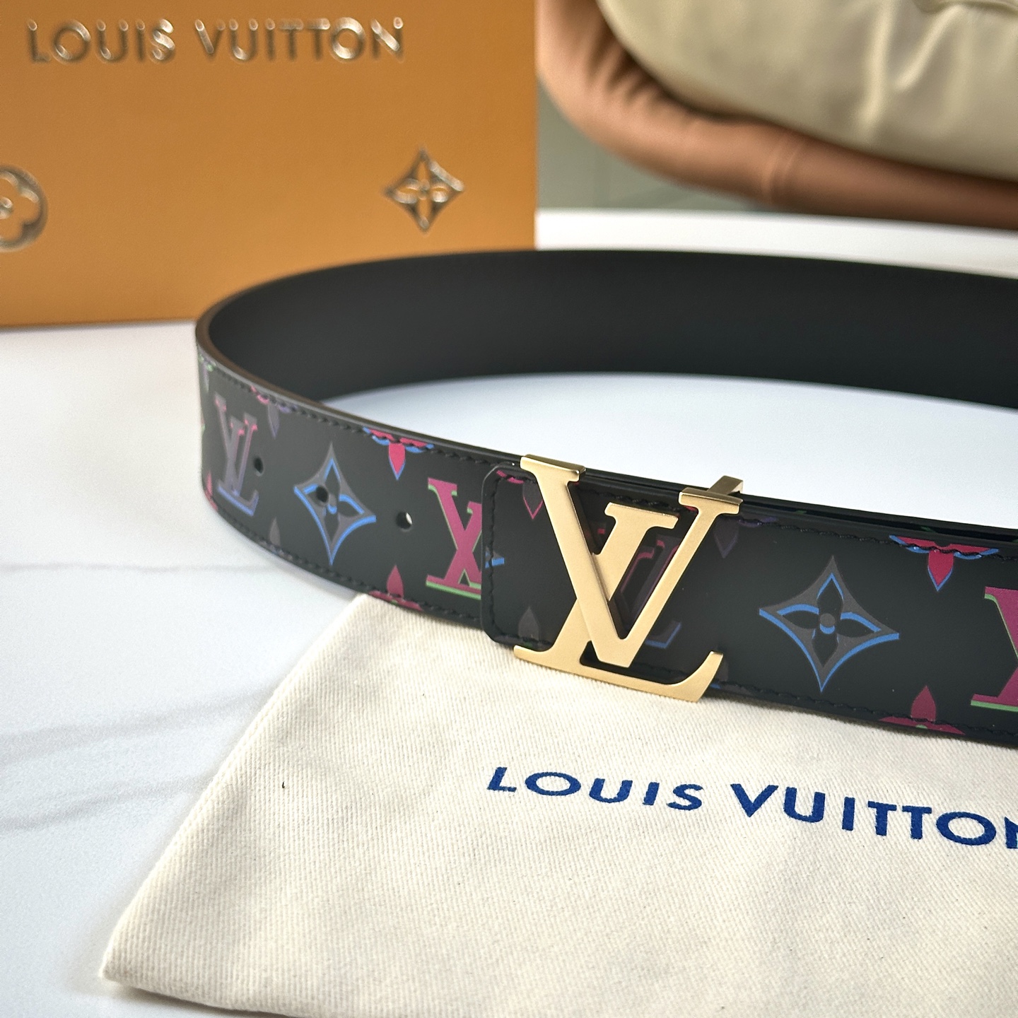 
     L0UIS VUITT0N 今季新品 男士原單腰帶 寬度40毫米 雙面進口頭層小牛皮絲印圖案