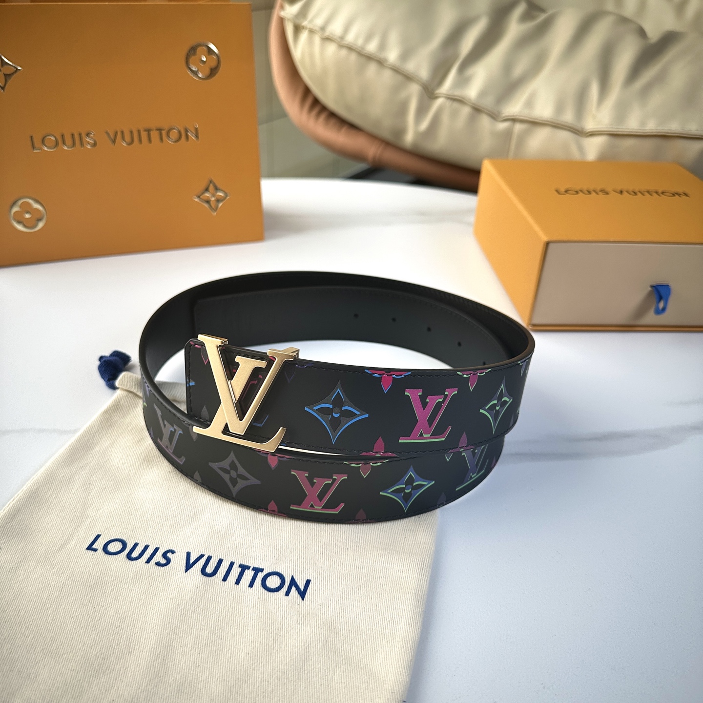 
     L0UIS VUITT0N 今季新品 男士原單腰帶 寬度40毫米 雙面進口頭層小牛皮絲印圖案