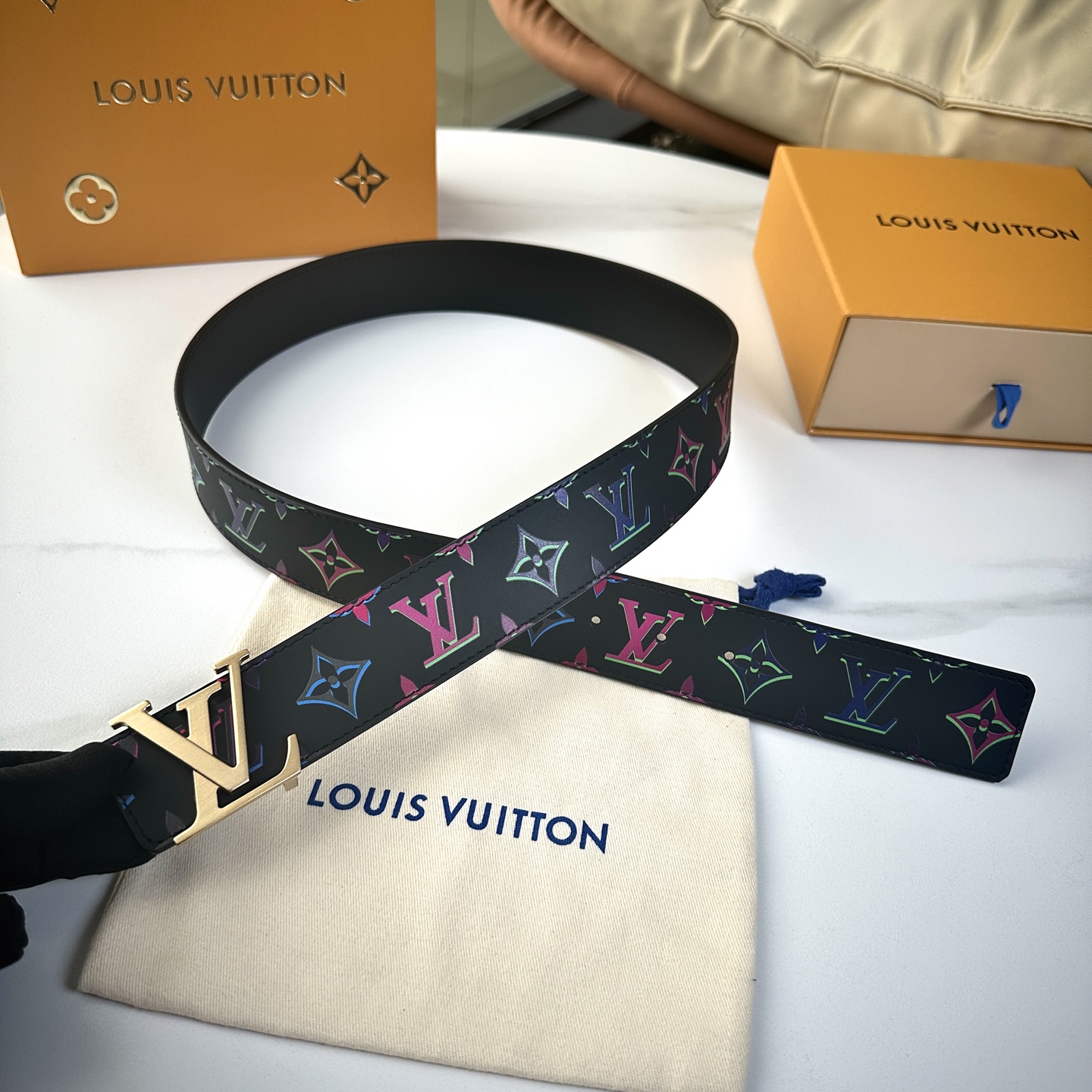 
     L0UIS VUITT0N 今季新品 男士原單腰帶 寬度40毫米 雙面進口頭層小牛皮絲印圖案