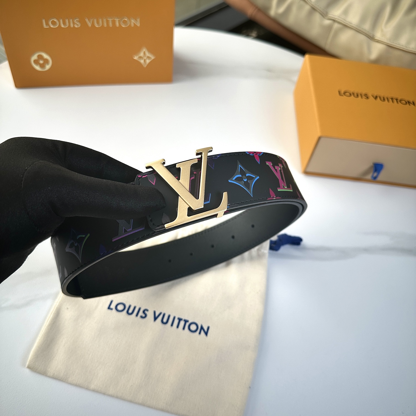 
     L0UIS VUITT0N 今季新品 男士原單腰帶 寬度40毫米 雙面進口頭層小牛皮絲印圖案