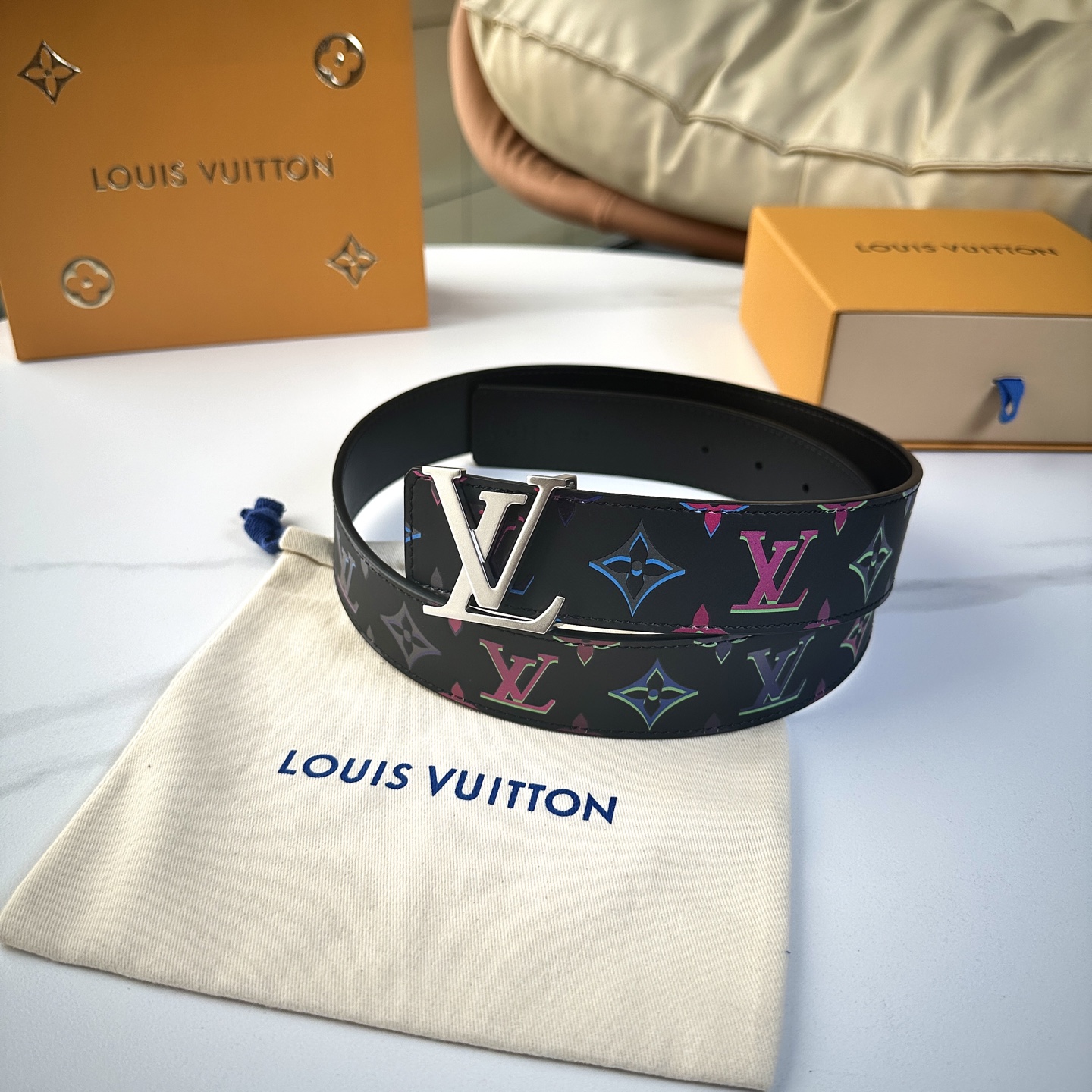 
     L0UIS VUITT0N 今季新品 男士原單腰帶 寬度40毫米 雙面進口頭層小牛皮絲印圖案