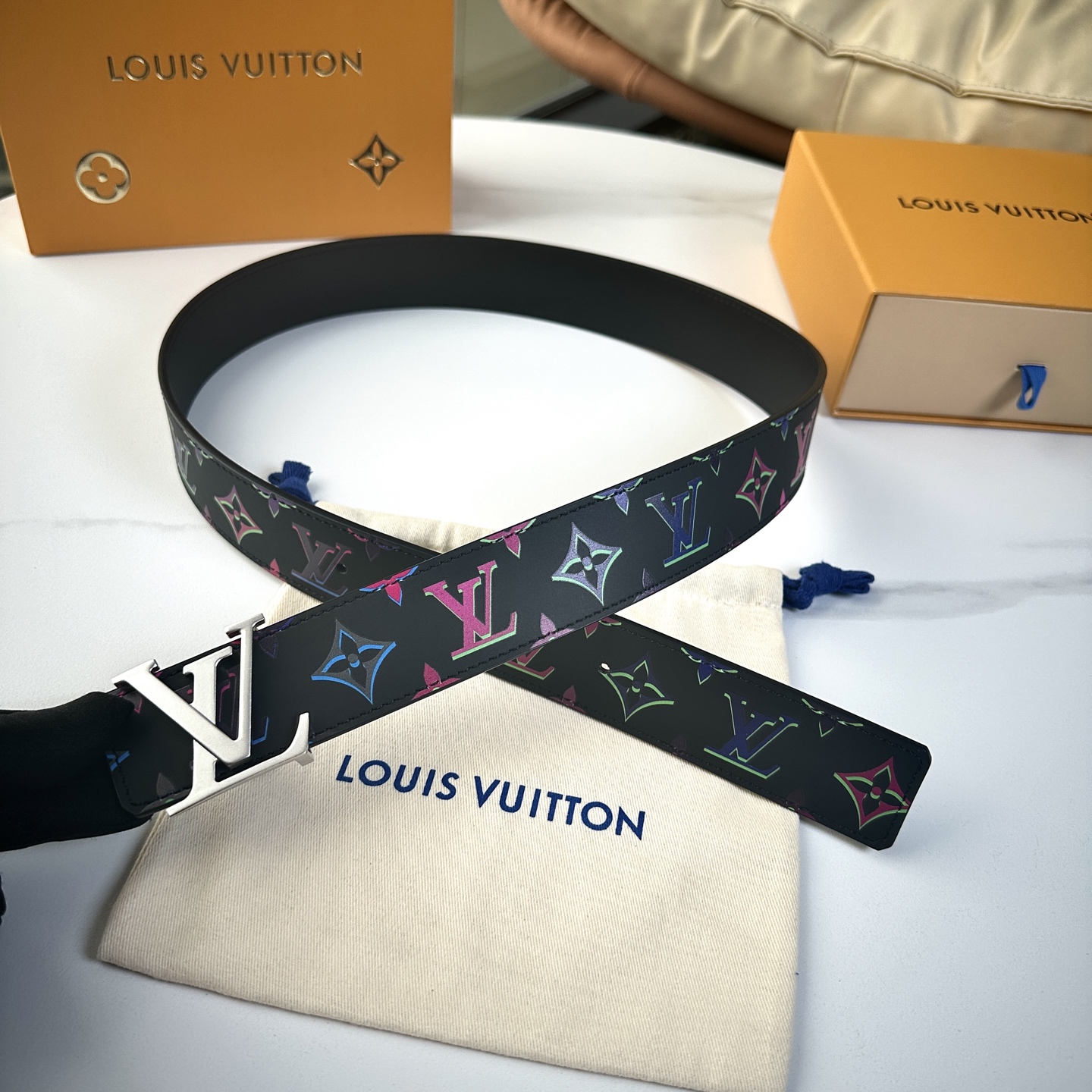 
     L0UIS VUITT0N 今季新品 男士原單腰帶 寬度40毫米 雙面進口頭層小牛皮絲印圖案
