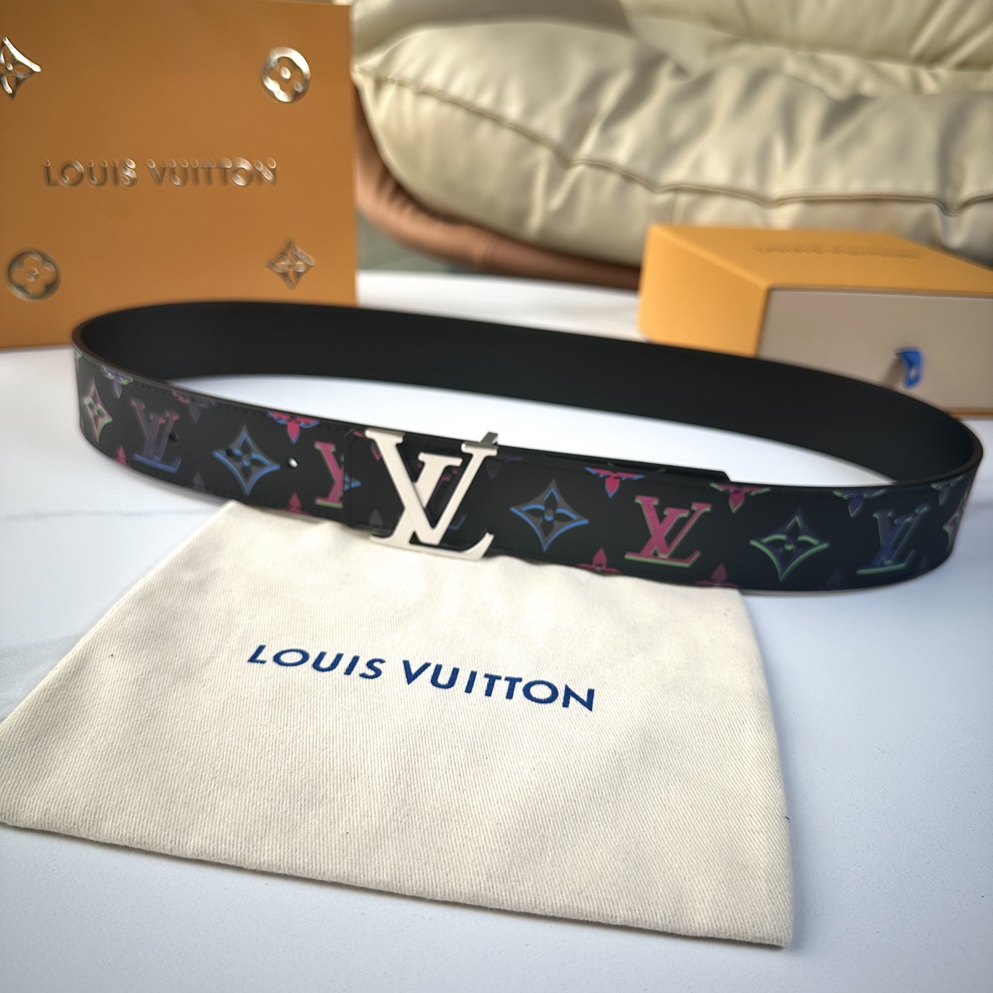 
     L0UIS VUITT0N 今季新品 男士原單腰帶 寬度40毫米 雙面進口頭層小牛皮絲印圖案