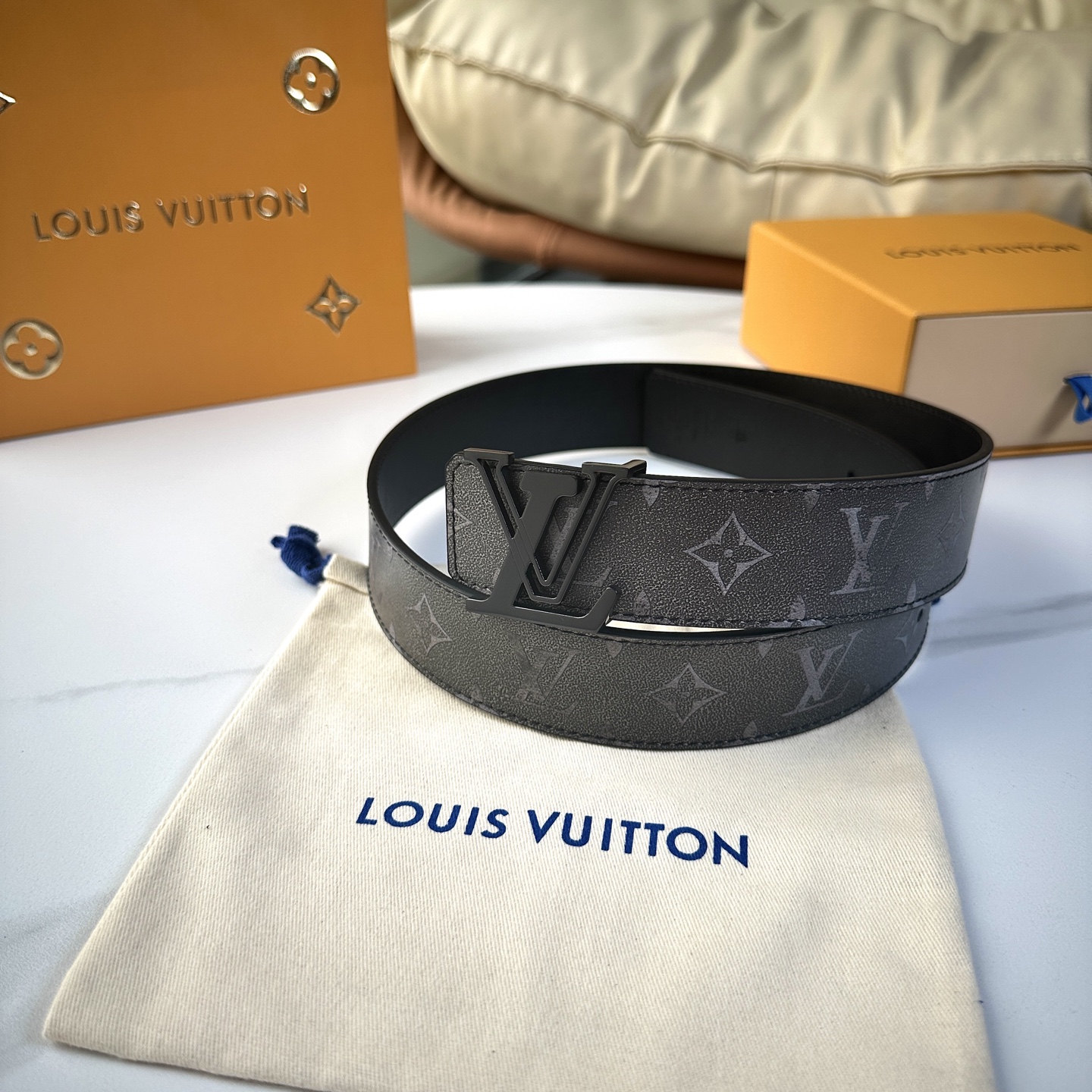 
     L0UIS VUITT0N 今季新品 男士原單腰帶 寬度40毫米 雙面進口頭層小牛皮絲印圖案