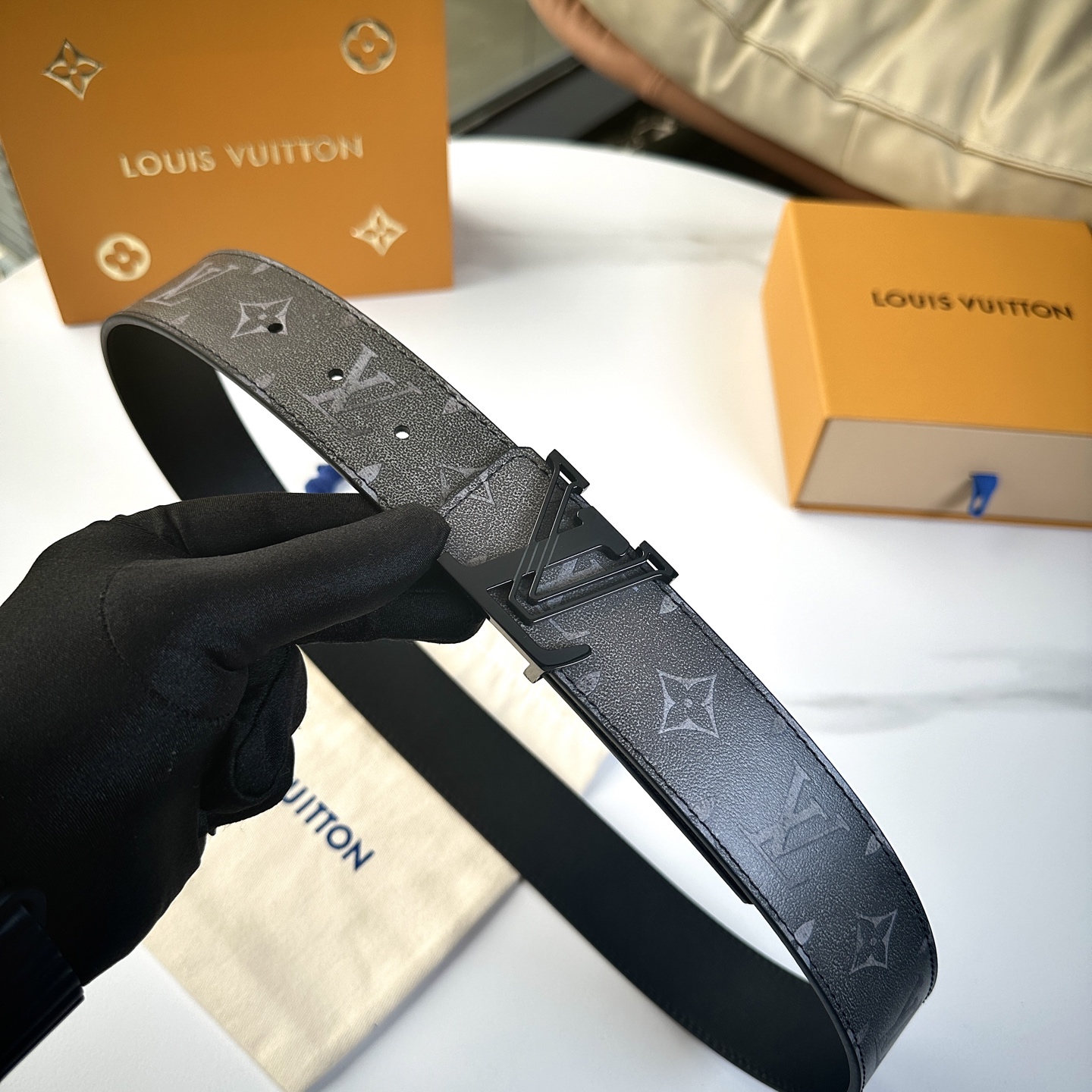 
     L0UIS VUITT0N 今季新品 男士原單腰帶 寬度40毫米 雙面進口頭層小牛皮絲印圖案
