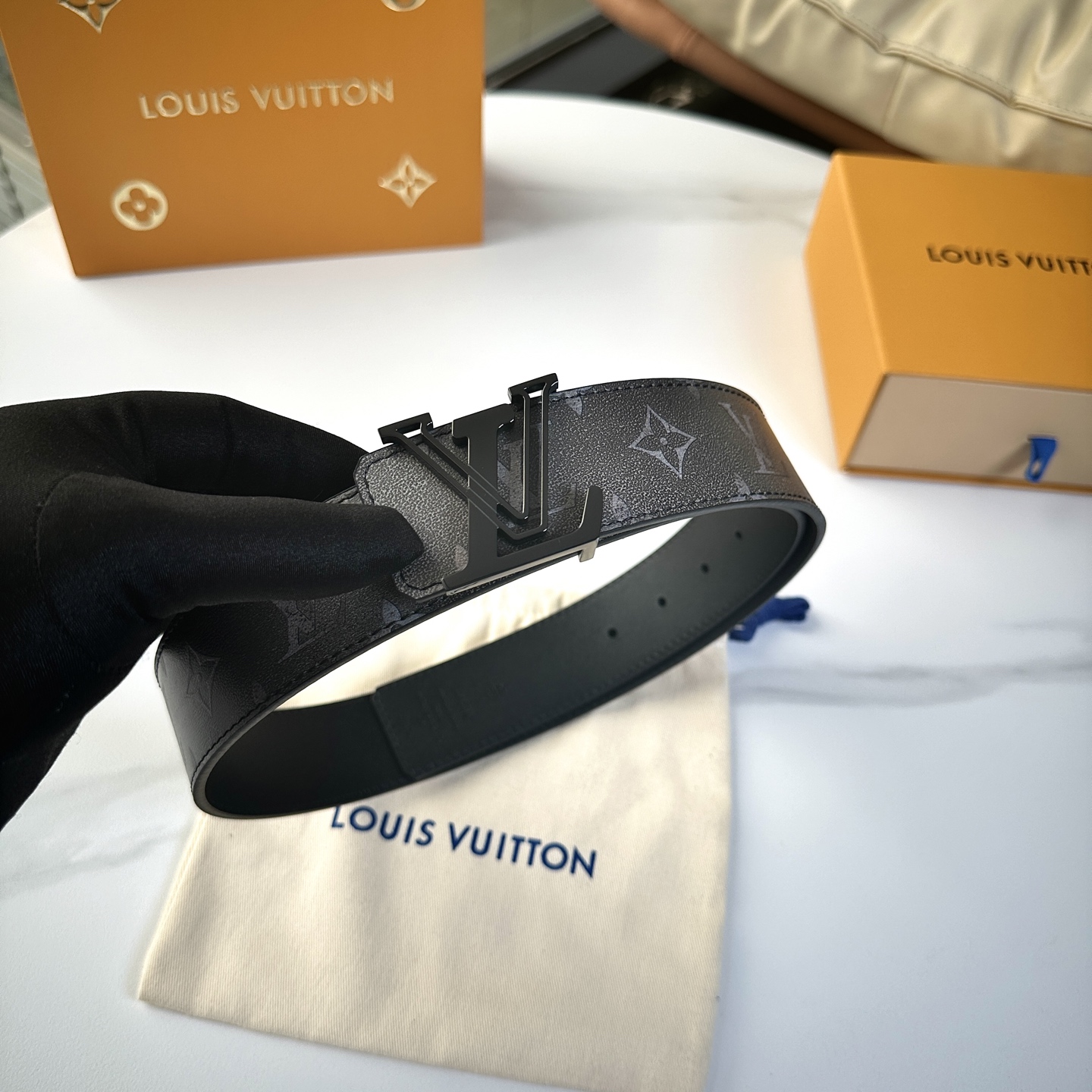 
     L0UIS VUITT0N 今季新品 男士原單腰帶 寬度40毫米 雙面進口頭層小牛皮絲印圖案