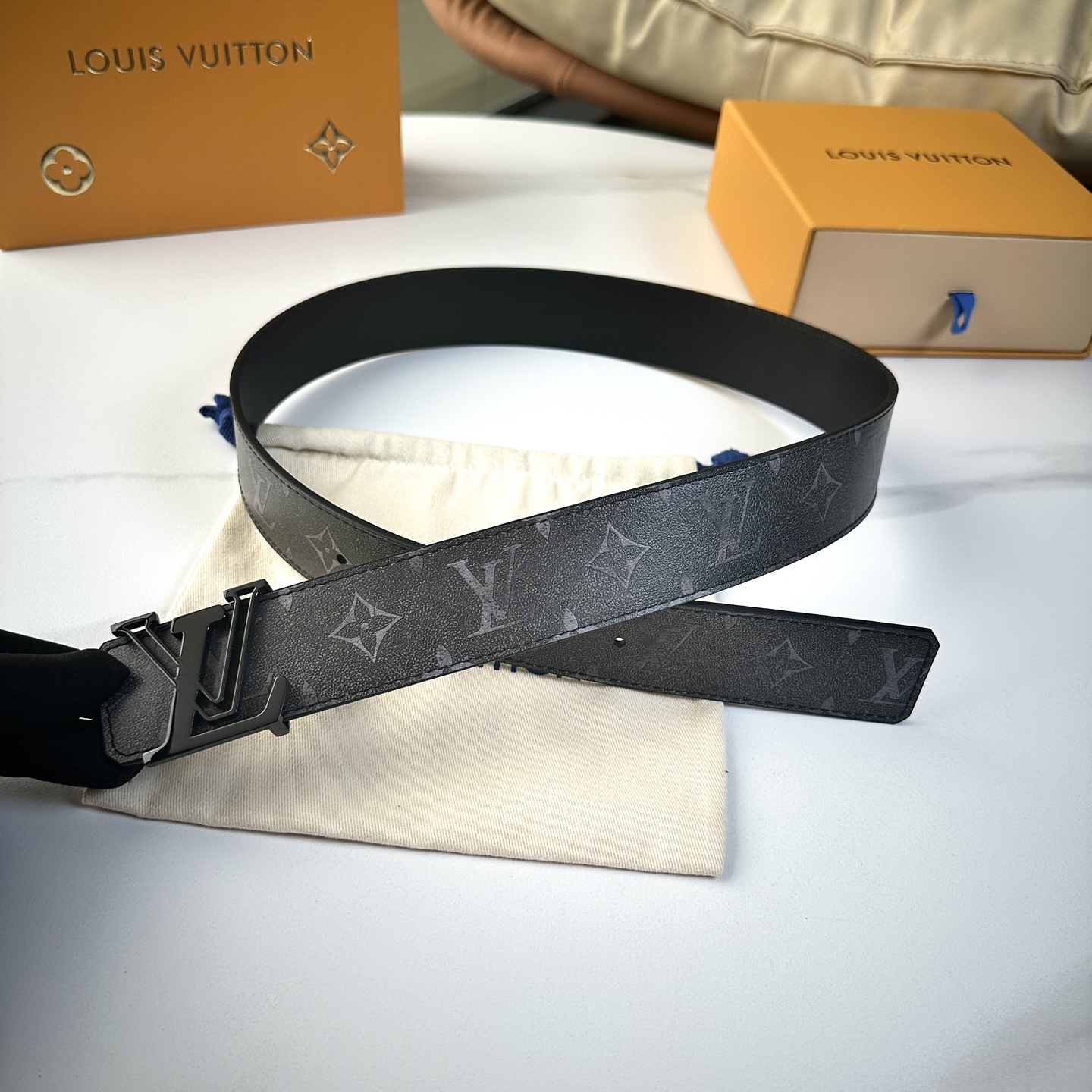 
     L0UIS VUITT0N 今季新品 男士原單腰帶 寬度40毫米 雙面進口頭層小牛皮絲印圖案