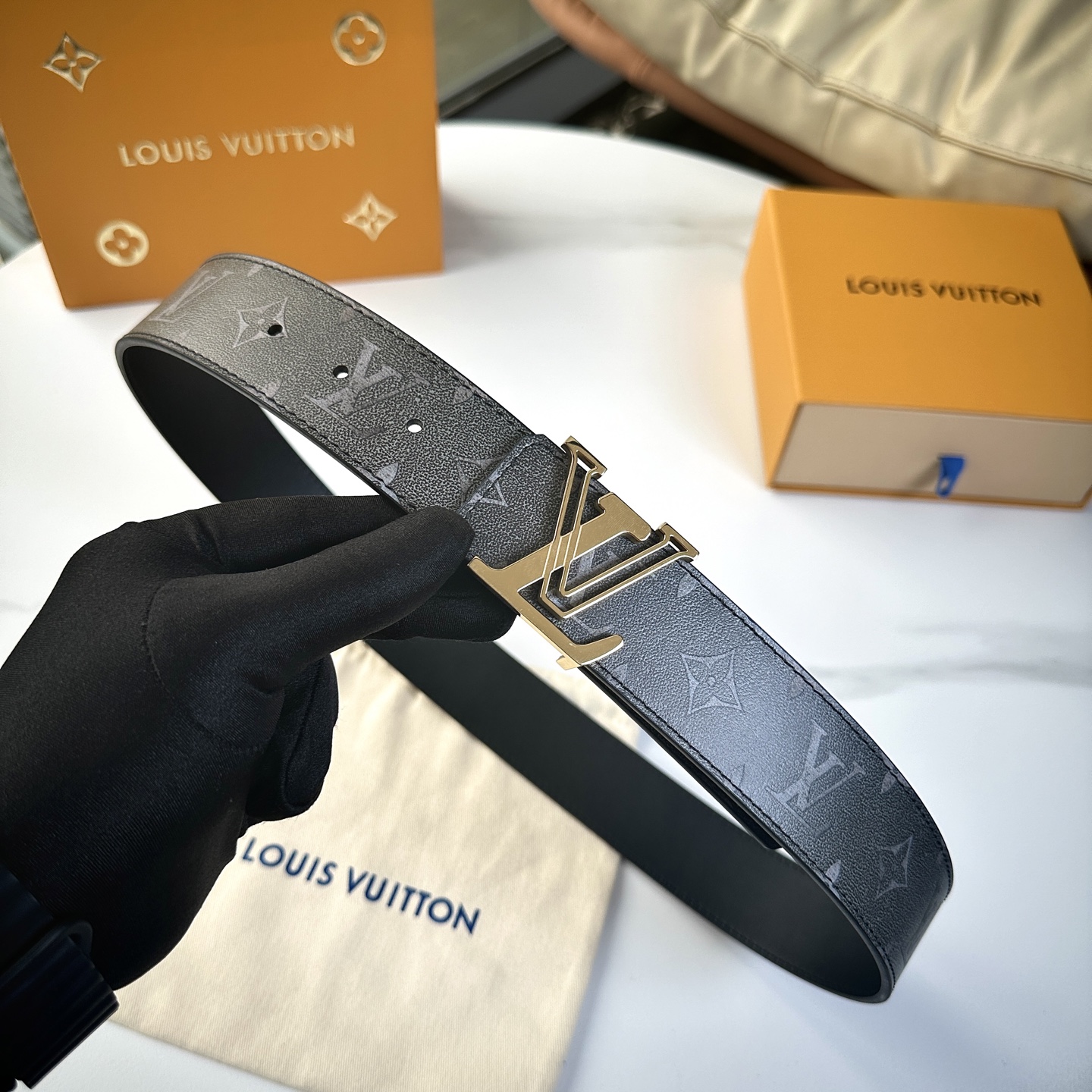 
     L0UIS VUITT0N 今季新品 男士原單腰帶 寬度40毫米 雙面進口頭層小牛皮絲印圖案