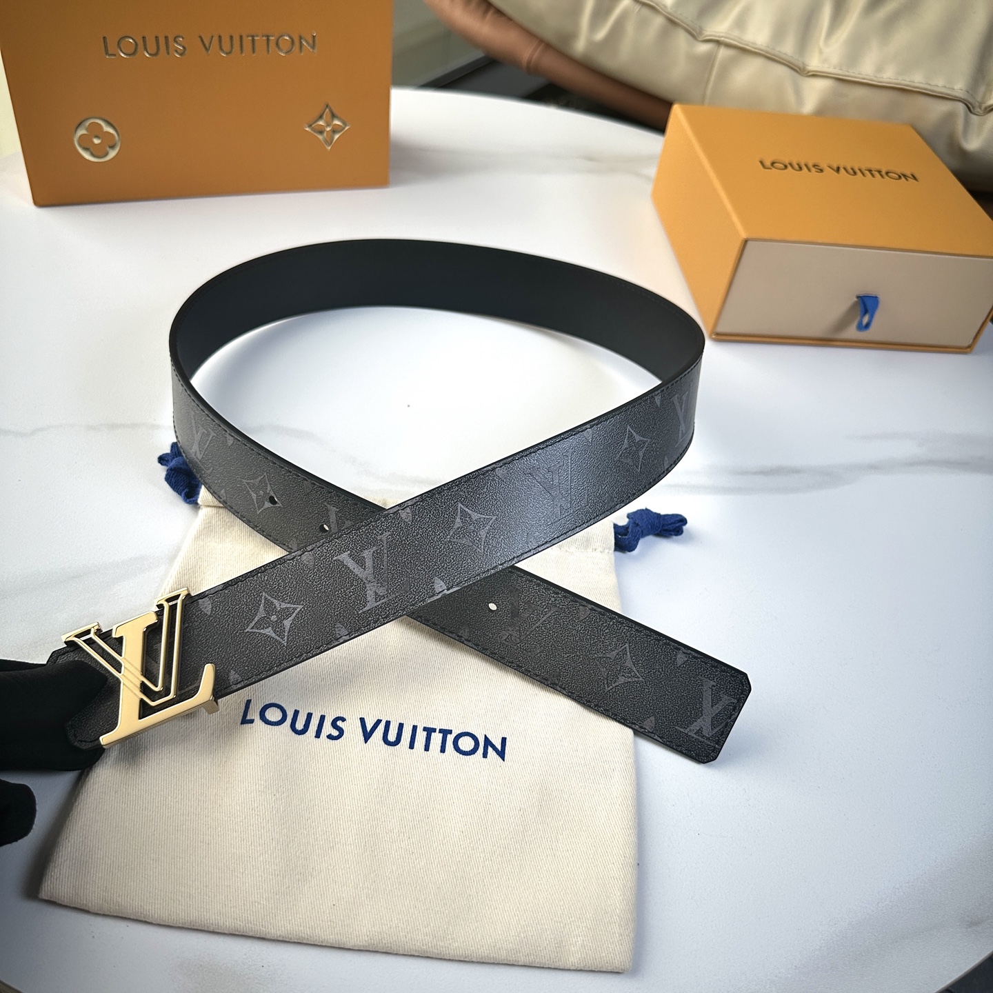 
     L0UIS VUITT0N 今季新品 男士原單腰帶 寬度40毫米 雙面進口頭層小牛皮絲印圖案