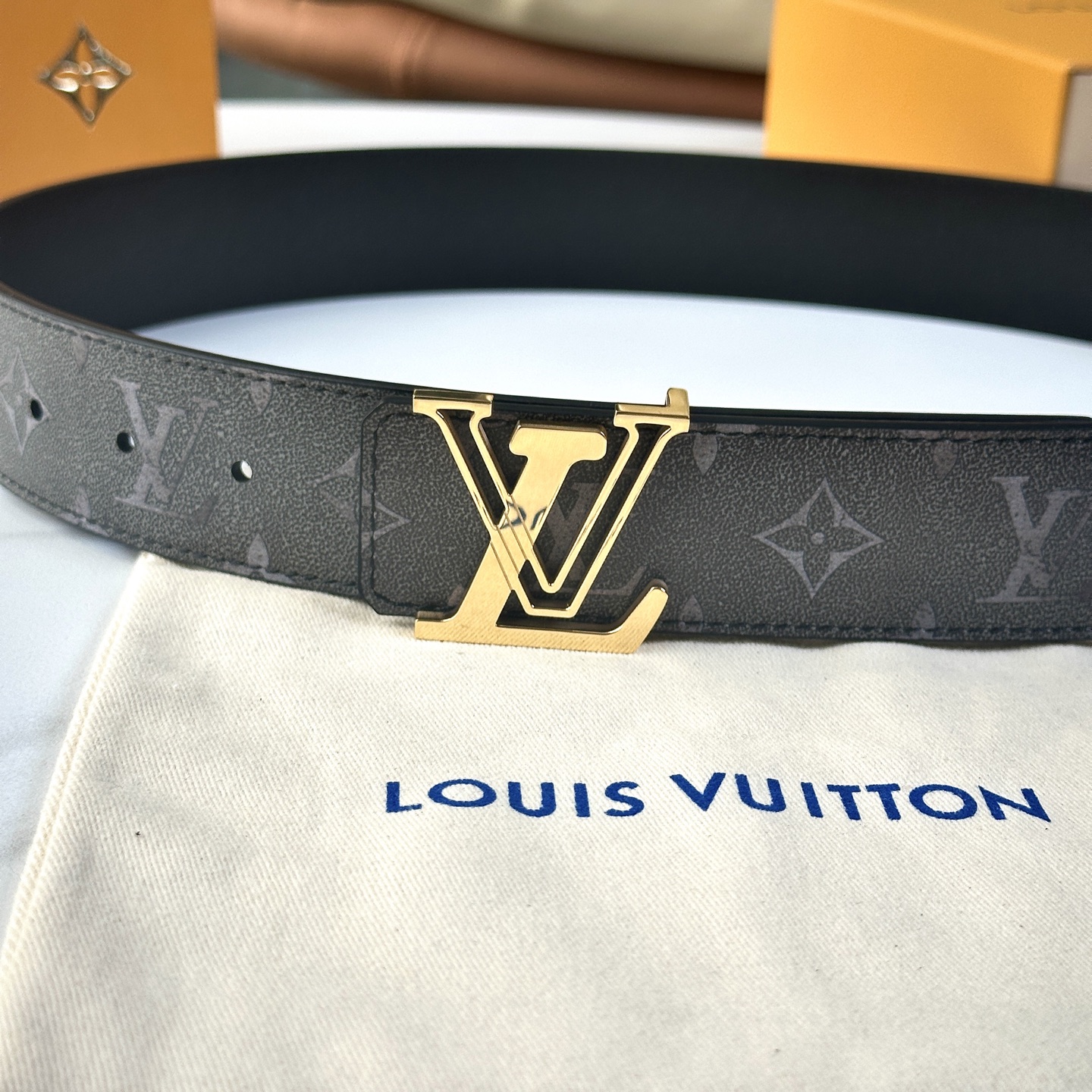 
     L0UIS VUITT0N 今季新品 男士原單腰帶 寬度40毫米 雙面進口頭層小牛皮絲印圖案