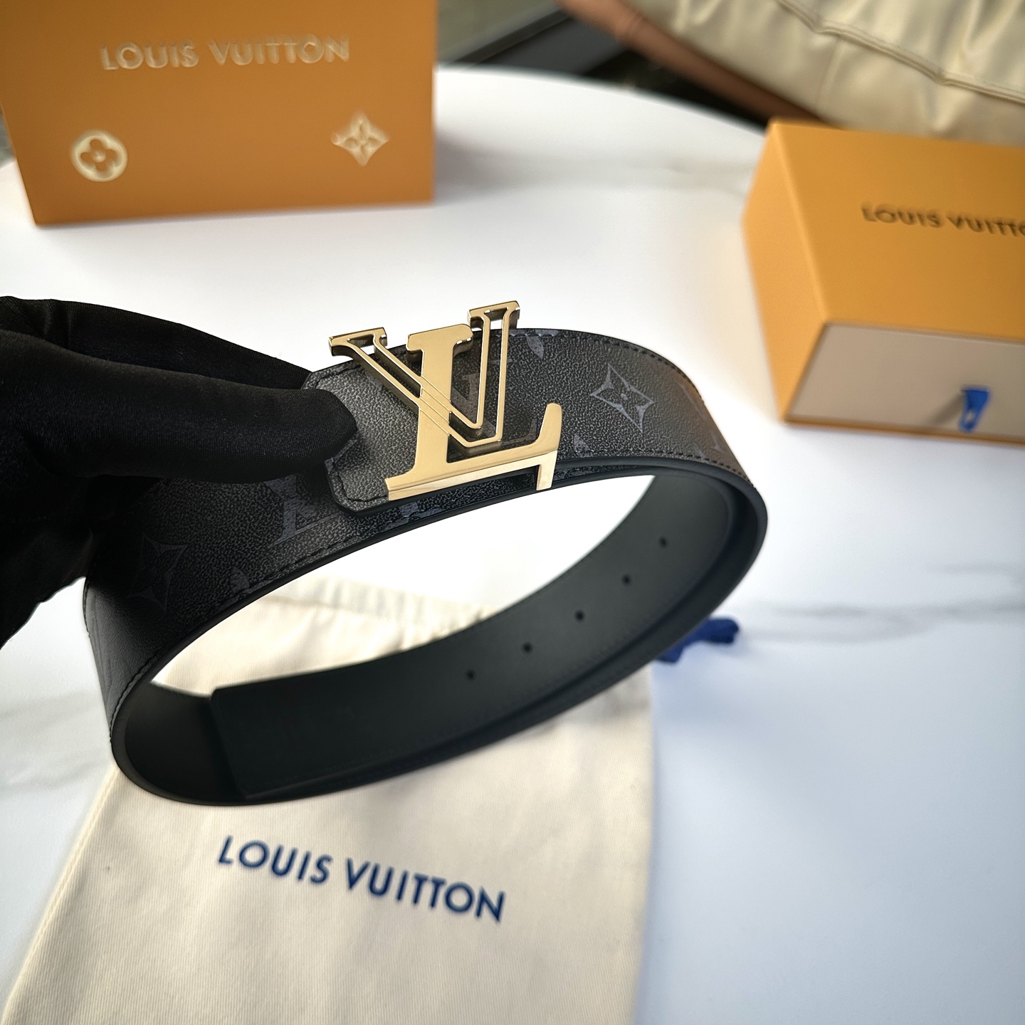
     L0UIS VUITT0N 今季新品 男士原單腰帶 寬度40毫米 雙面進口頭層小牛皮絲印圖案